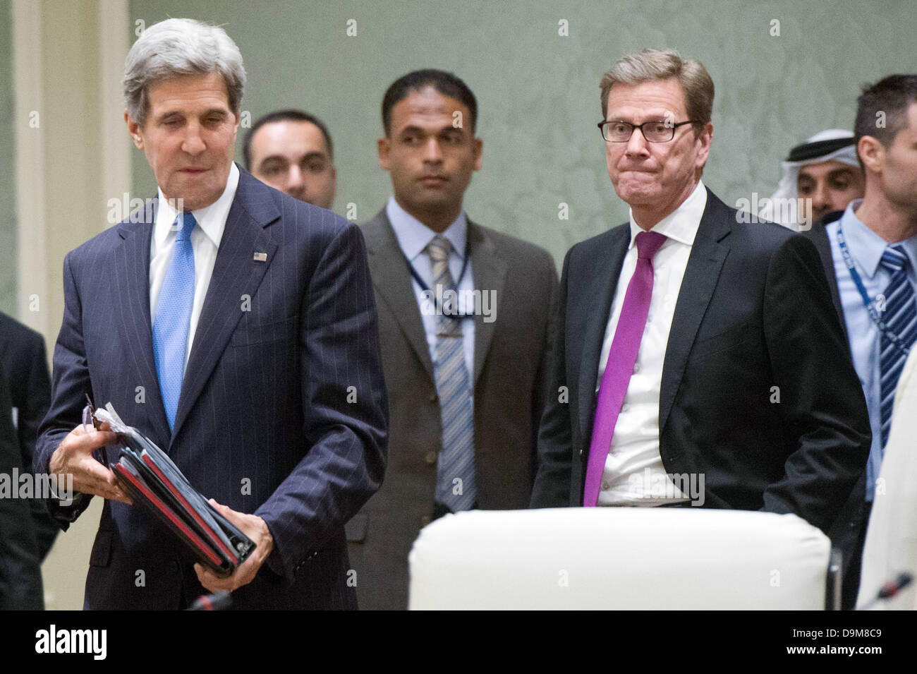 US Secretary Of State John Kerry (L) und der deutsche Außenminister Guido Westerwelle (R FRONT, FDP) kommen für die Außenminister der Syrien-Kontaktgruppe in Doha, Katar, 22. Juni 2013 treffen. Die Freunde von Syrien-Gruppe von Ländern treffen sich in Katar zu diskutieren, bietet erheblichen militärische Unterstützung für die Rebellen kämpfen, um Präsident Bashar al-Assad zu stürzen. 11-Ländergruppe besteht aus Großbritannien, Frankreich, den USA, Deutschland, Italien, Jordanien, Katar, Saudi-Arabien, Türkei, Ägypten und den Vereinigten Arabischen Emiraten. MAURIZIO GAMBARINI Stockfoto