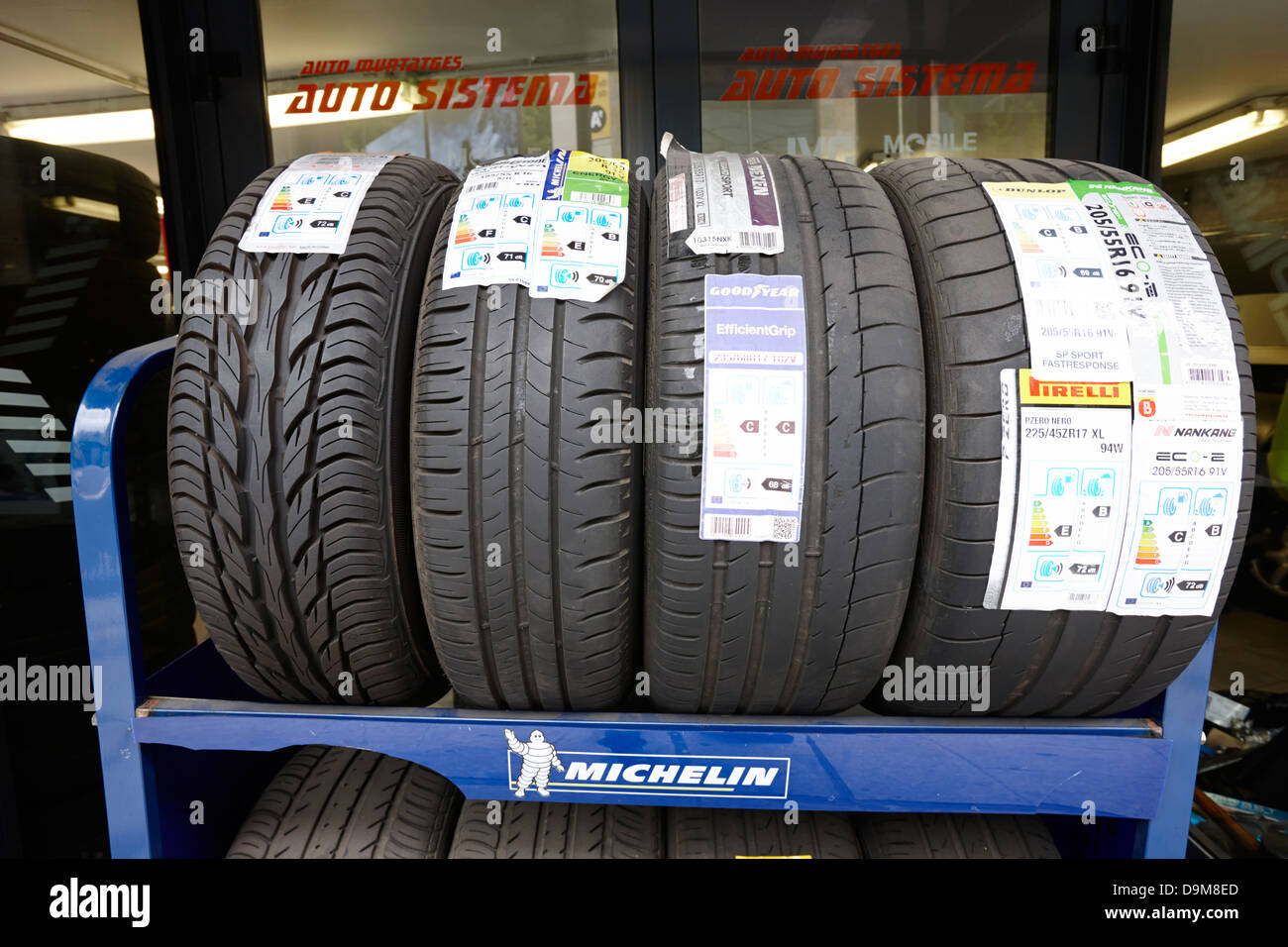 neue Reifen für den Verkauf auf einem Gestell in einer Garage mit unterschiedlichen Informationen Aufkleber Andorra la Vella Andorra Stockfoto