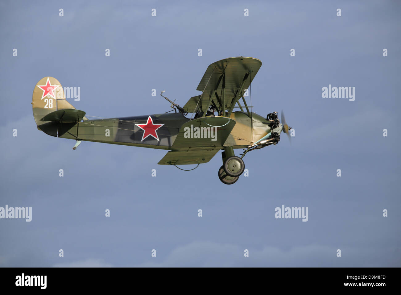 Russischen Polikarpow U-2/Po-2 Doppeldecker fliegen auf der Shuttleworth Vertrauen Frühling Airshow im Jahr 2013 Stockfoto