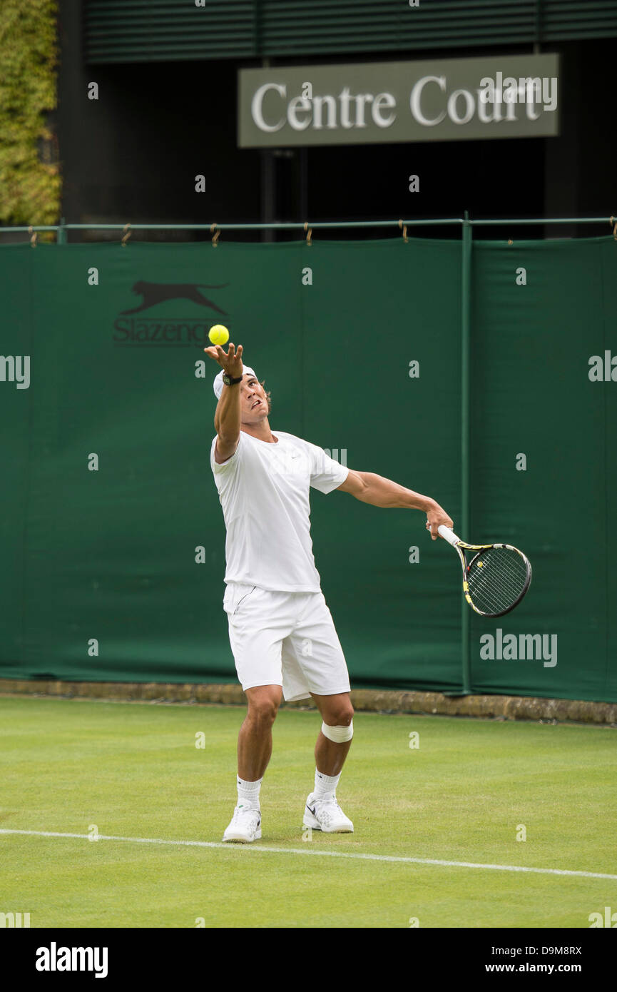 Wimbledon, London, UK. 22. Juni 2013.  Der All England Lawn-Tennis and Croquet Club, London, England, UK. Frisch aus seinem Roland Garros Triumph, Nr. 5 Samen Praktiken Rafael Nadal im Wimbledon Court 14. Bildnachweis: Aktion Plus Sport/Alamy Live-Nachrichten Stockfoto