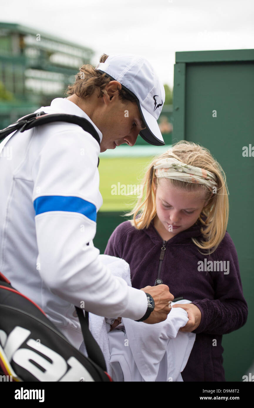 Wimbledon, London, UK. 22. Juni 2013.  Der All England Lawn-Tennis and Croquet Club, London, England, UK. Frisch aus seinem Roland Garros Triumph, Nr. 5 Samen Praktiken Rafael Nadal im Wimbledon Court 14. Bildnachweis: Aktion Plus Sport/Alamy Live-Nachrichten Stockfoto