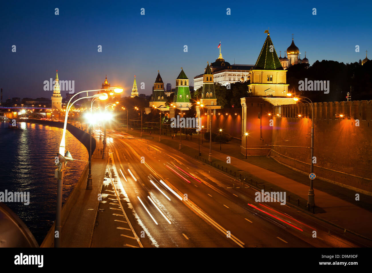 Moskwa-Fluss in der Nähe von Kreml am Abend, Russland Stockfoto