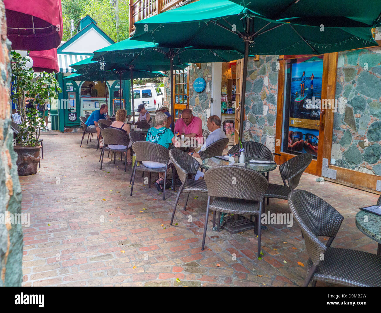 Café im freien Mongoose Junction Shopping Komplex auf der Karibik Insel St. John in den US Virgin Islands Stockfoto