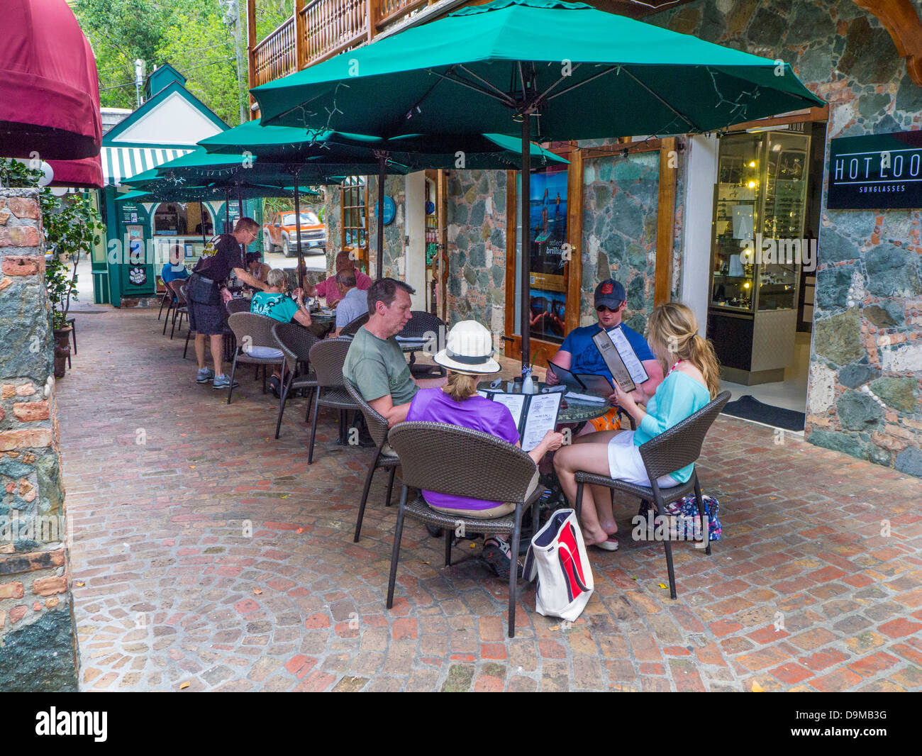 Café im freien Mongoose Junction Shopping Komplex auf der Karibik Insel St. John in den US Virgin Islands Stockfoto
