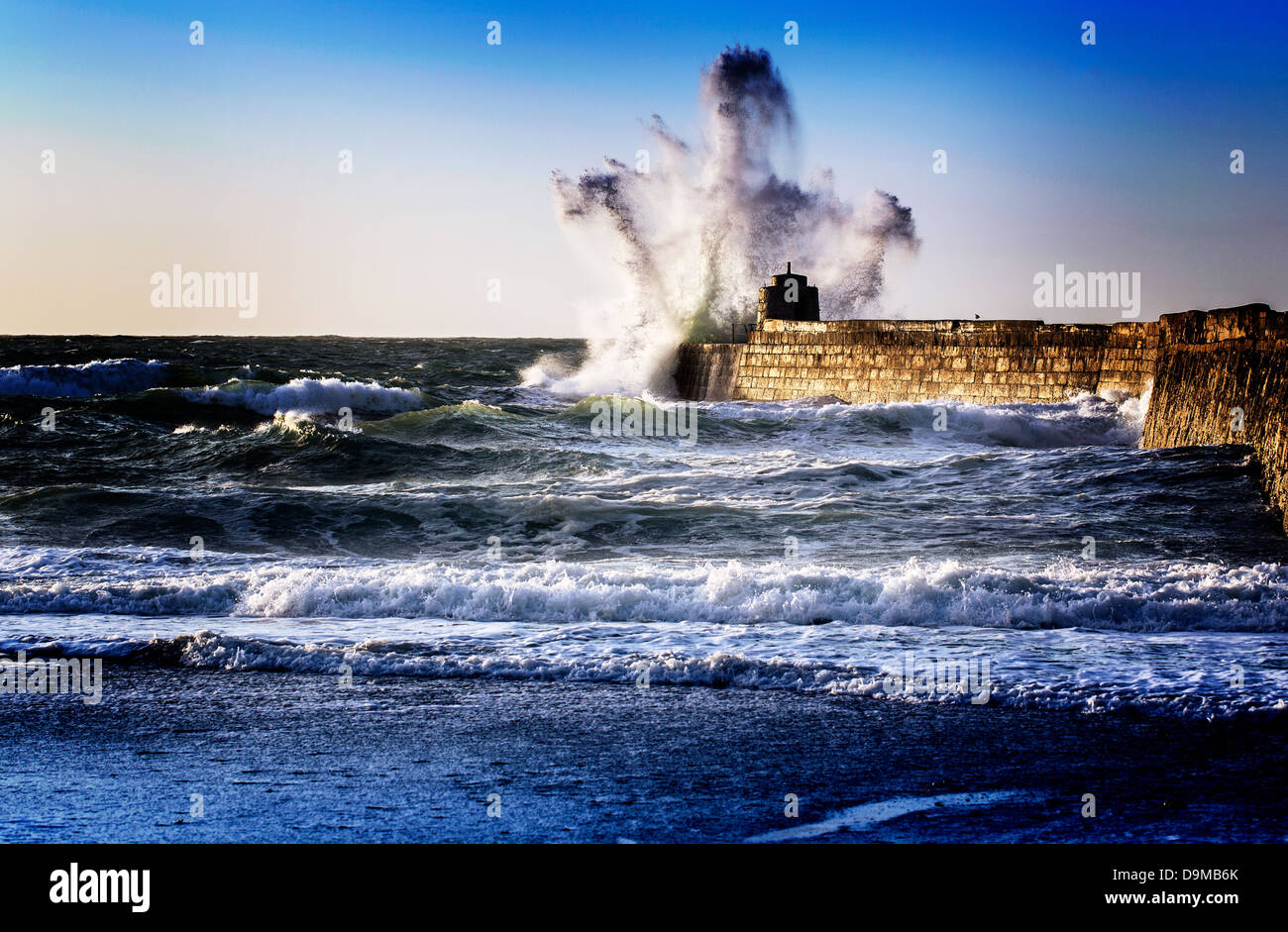 Frühsommer Stürme getroffen Kai im Hafen von Portreath bilden Geist wie Formen in den Wellen Stockfoto Frühsommer Stürme getroffen Kai im Hafen von Portreath bilden Geist wie Formen in den Wellen Stockfoto
