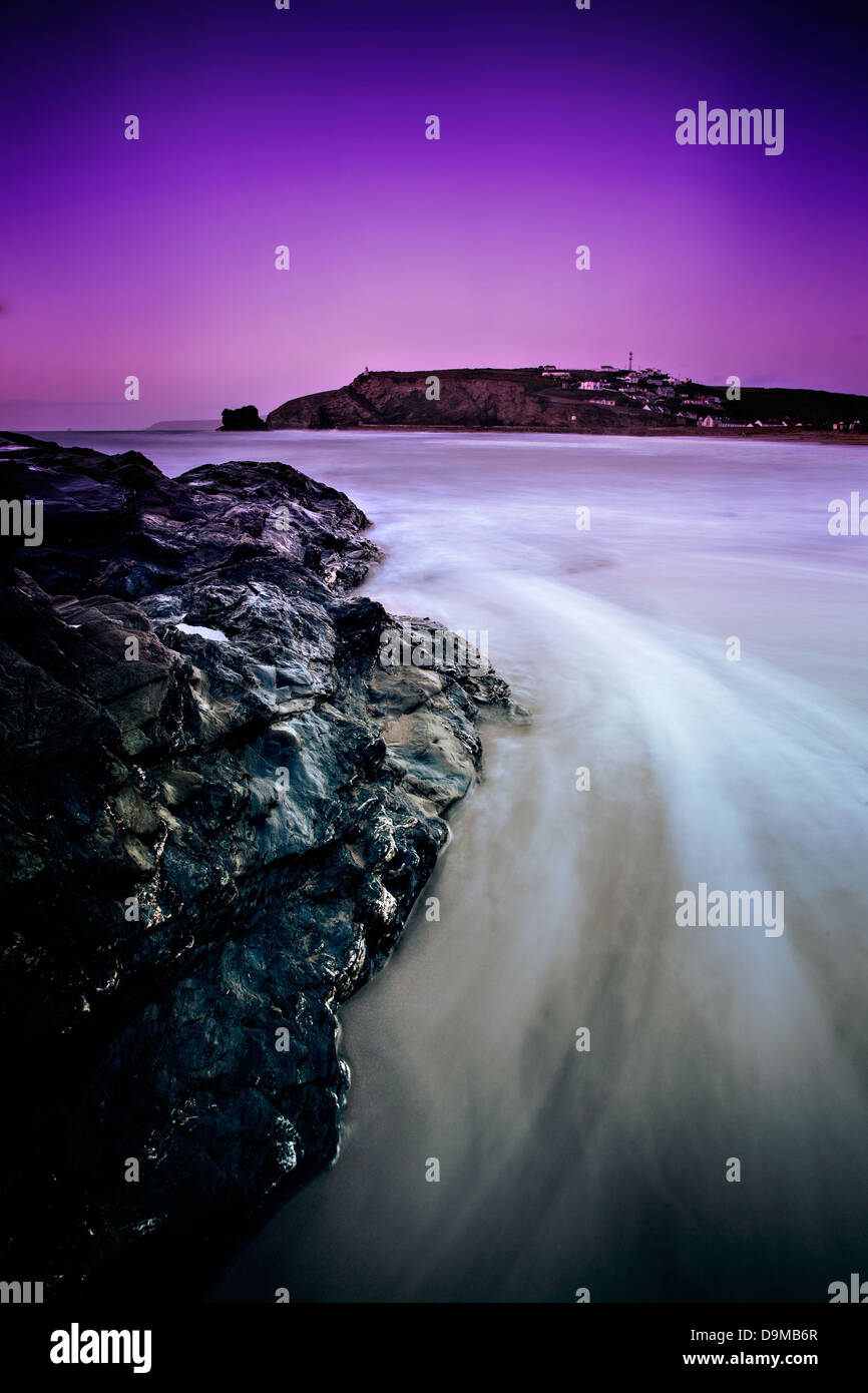 Wellen eilen in Portreath Cornwall in den Strand Stockfoto Wellen eilen in Portreath Cornwall in den Strand Stockfoto