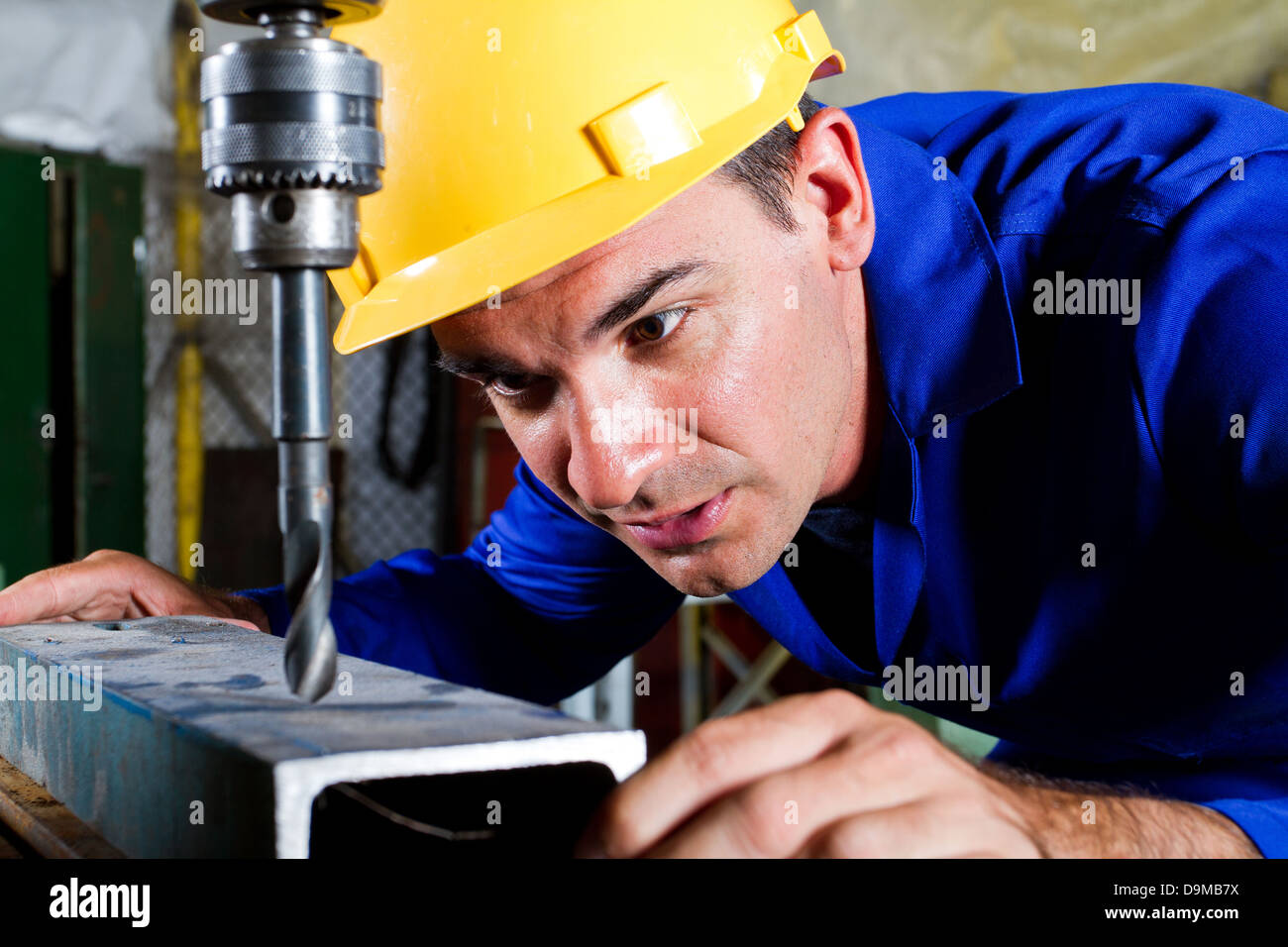 männliche Metallarbeiter mit drillpress Stockfoto
