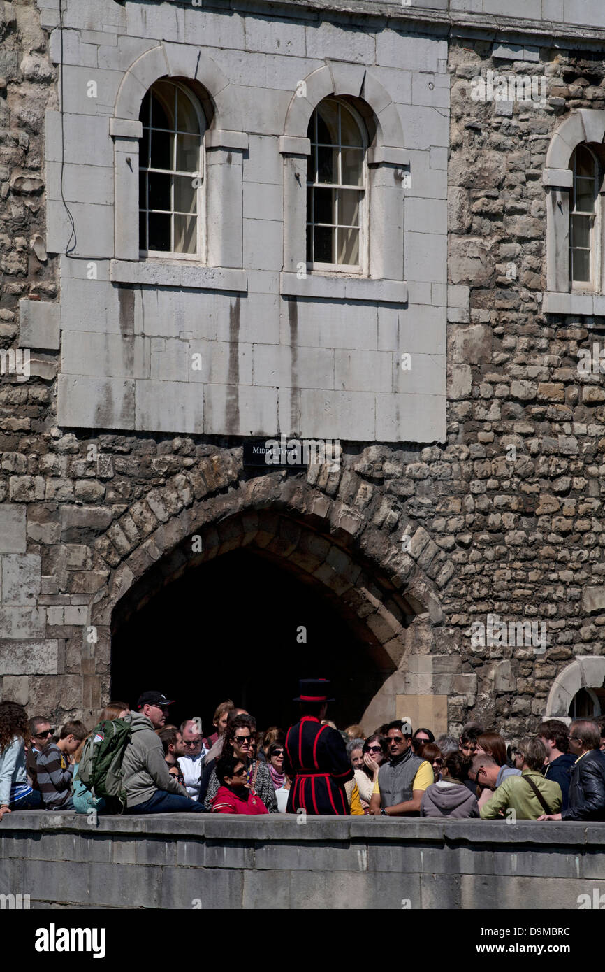 Yeoman Warder mit Tour Gruppe Tower von London england Stockfoto