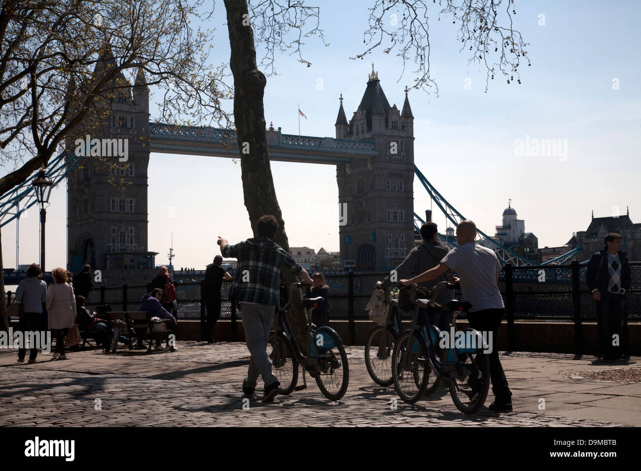 Touristen-Tower bridge London england Stockfoto