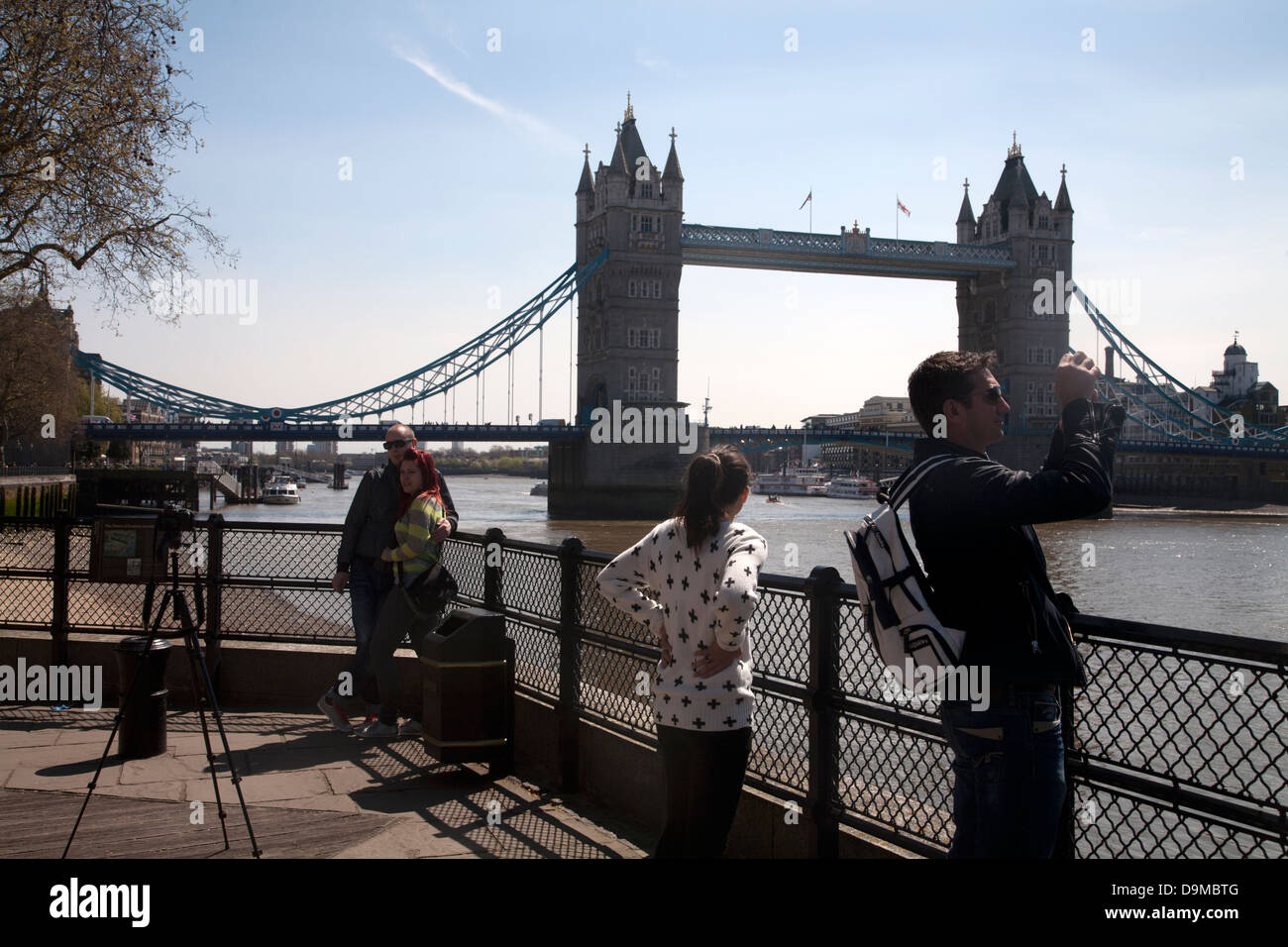 Touristen-Tower bridge London england Stockfoto