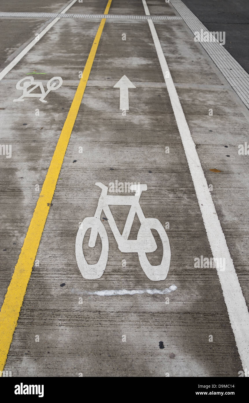 Fahrradweg mit getrennten Fahrbahnen für jede Richtung Stockfoto