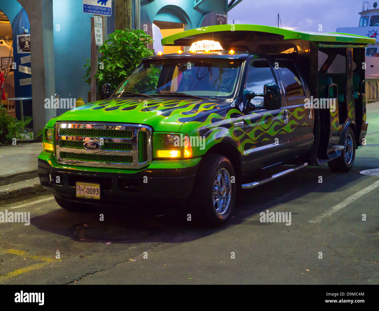 Taxi warten auf Touristen in Cruz Bay auf der Karibik Insel St. John in den US Virgin Islands Stockfoto