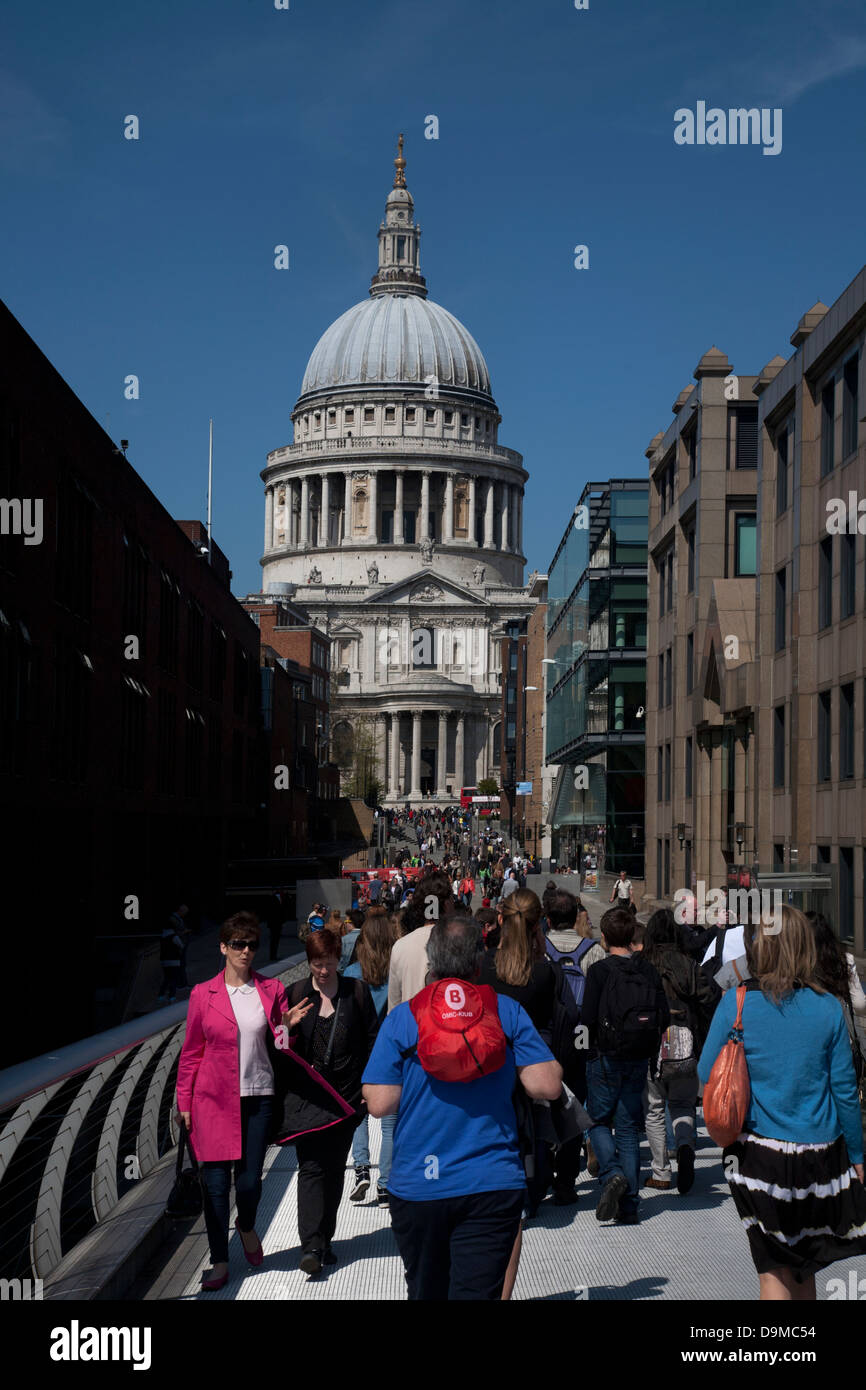 St Pauls Cathedral & Millenium bridge London England Stockfoto