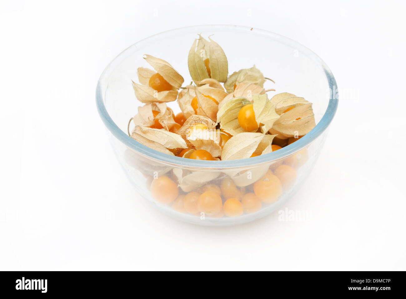 Eine Schüssel mit reif Kap Stachelbeeren (Physalis Peruviana) alles In ihrem Kelch aus der Familie der Nachtschattengewächse Stockfoto