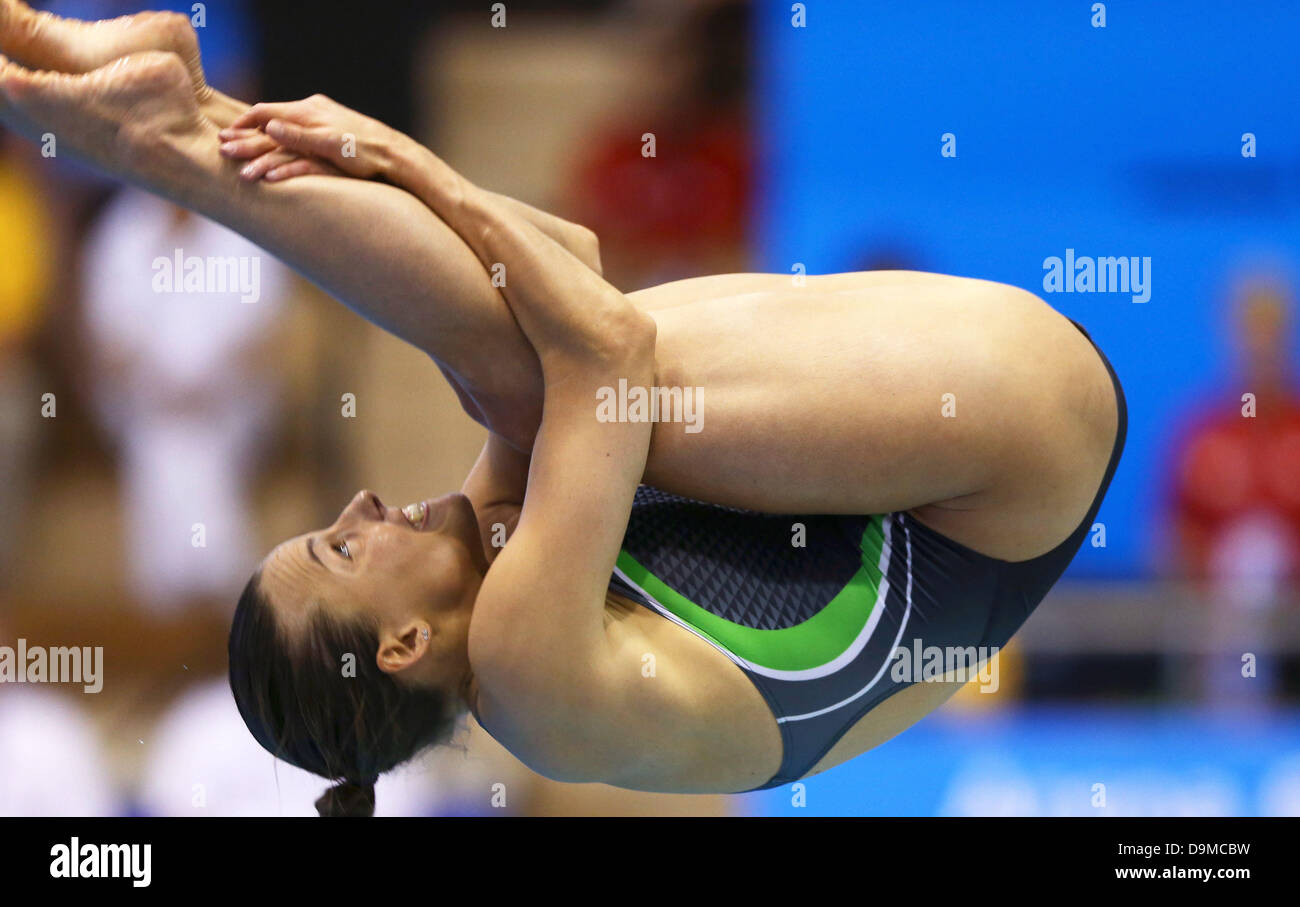 Tania Cagnotto aus Italien springt weg vom 3 m-Brett während der Frauen Finale vom 3 m-Brett bei den European Diving Championships in der Neptunschwimmhalle in Rostock, Deutschland, 22. Juni 2013. Foto: Jens Büttner Stockfoto