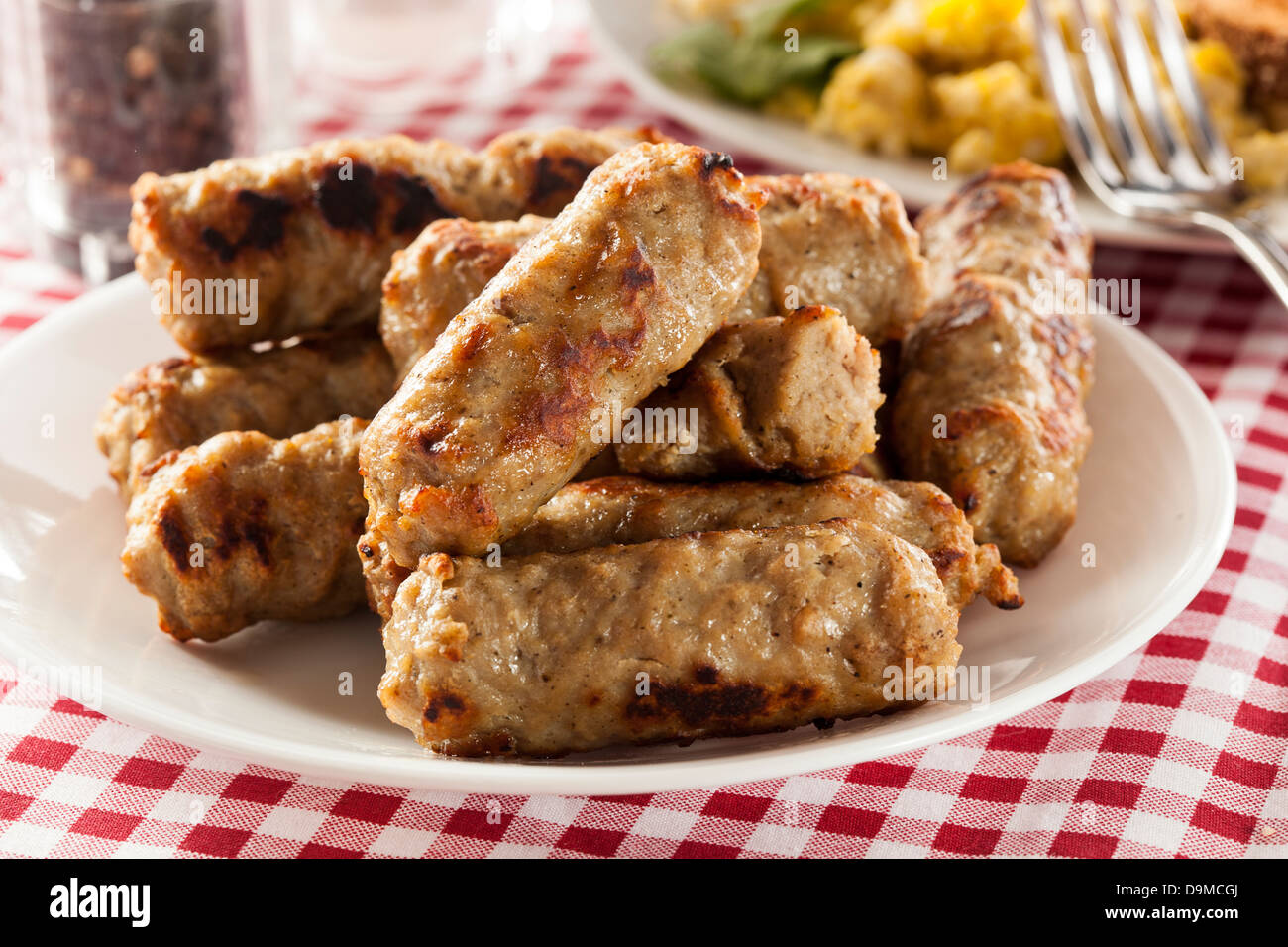 Bio gekocht Ahorn Frühstückswurst mit Eiern und toast Stockfoto