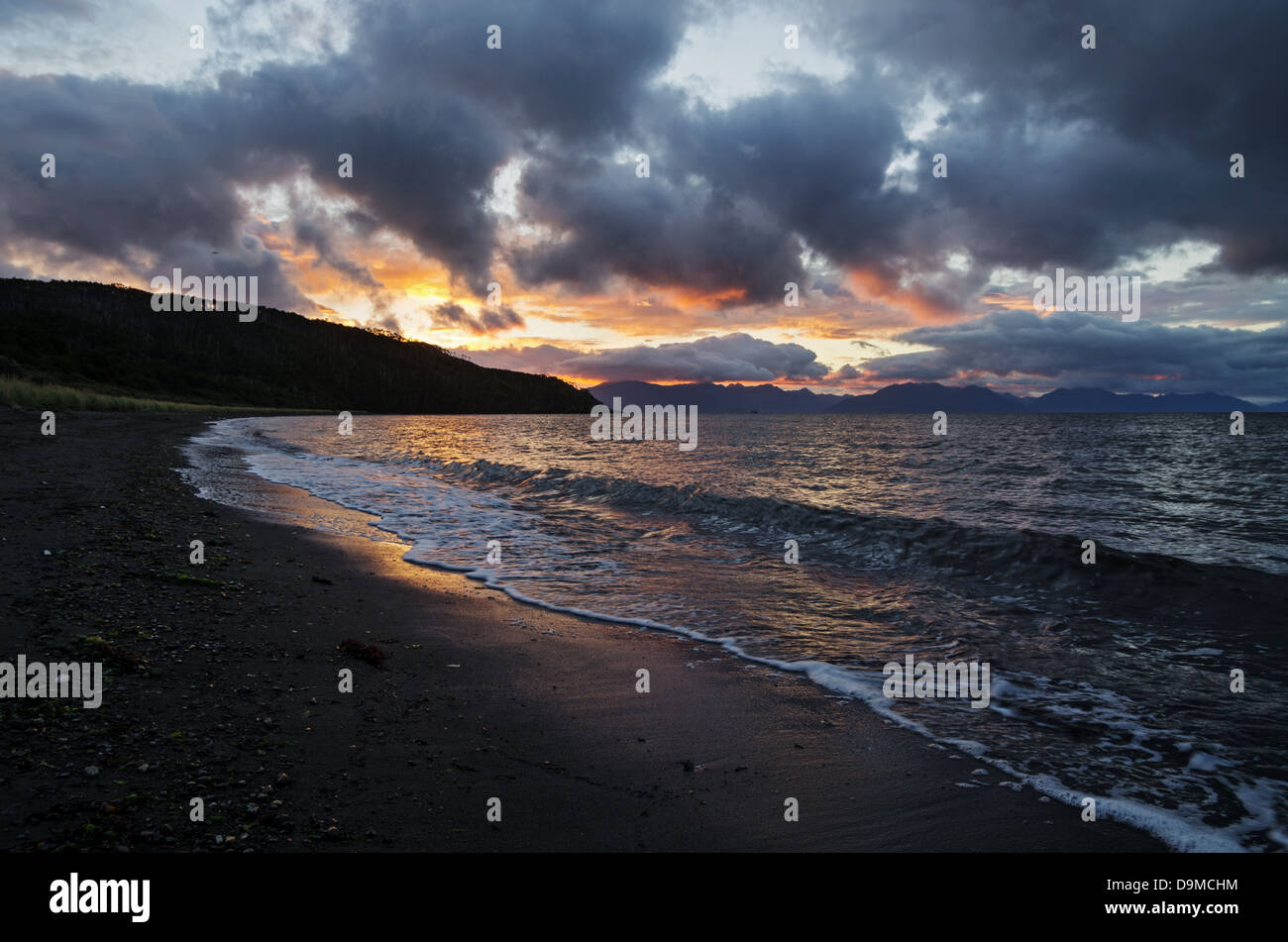 am frühen Morgen am Strand von der Straße von Magellan in der Nähe von Kap Froward Chile Patagonien Stockfoto