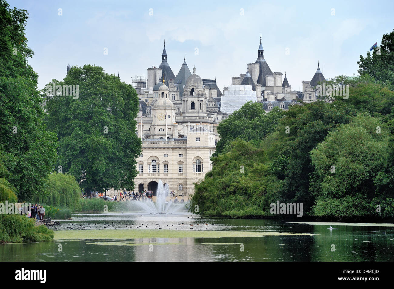 Das Auswärtige Amt betrachtet, über dem See in St James Park London Stockfoto