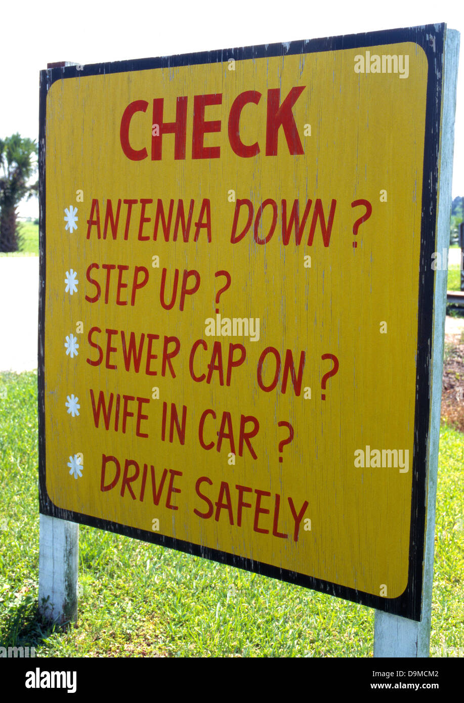 Ein humorvolles Schild auf einem RV-Park-Campingplatz in Florida/USA erinnert Reisende Dinge zu überprüfen, bevor Sie in ihrer Freizeit-Fahrzeug wegfahren. Stockfoto