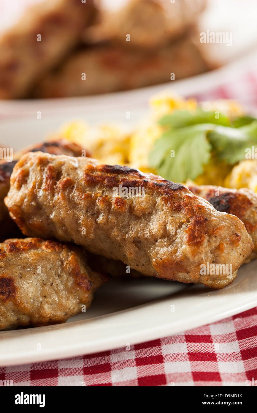 Bio gekocht Ahorn Frühstückswurst mit Eiern und toast Stockfoto