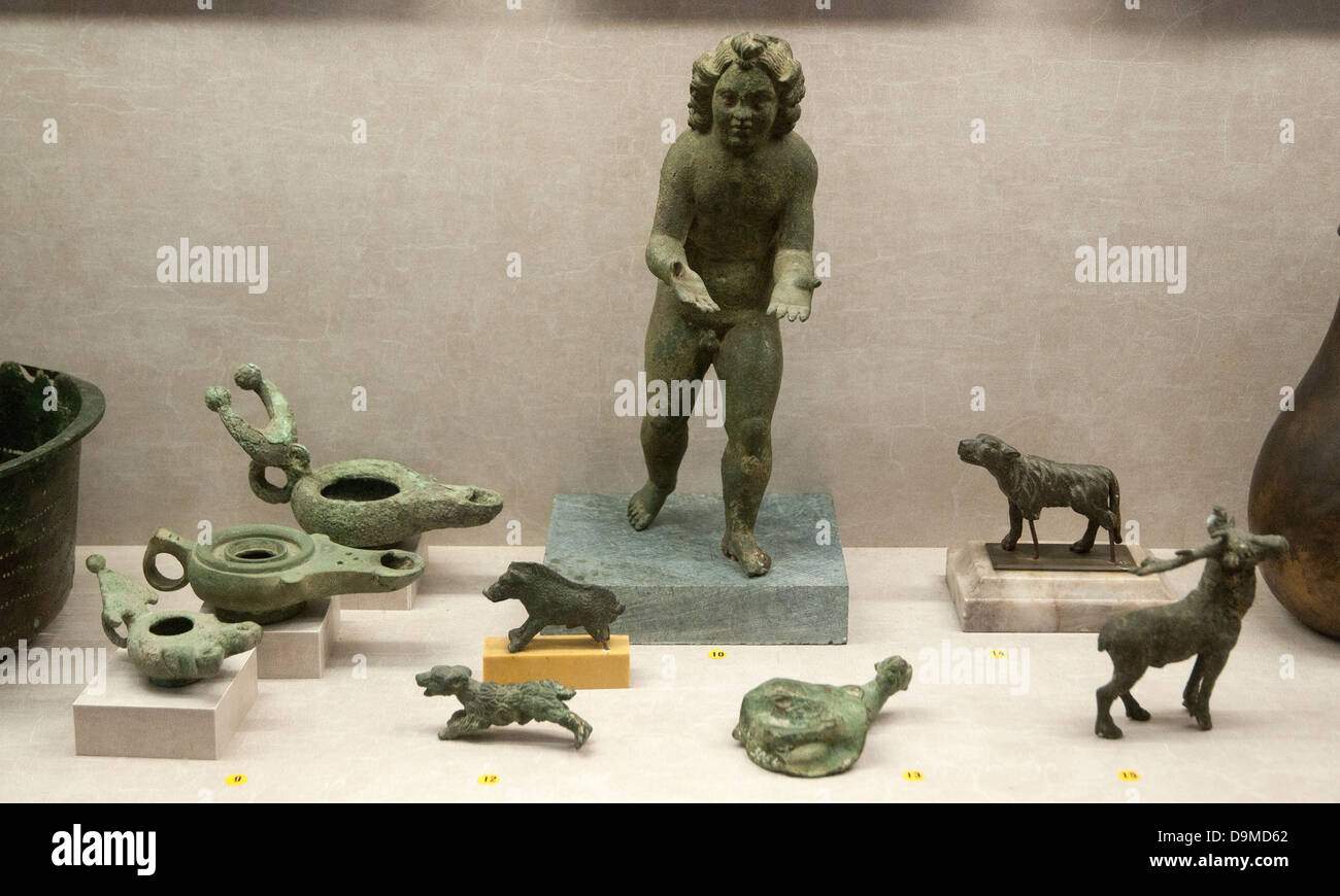 Eine Sammlung von römische Gegenstände aus Bronze in der Rolin Museum Autun France bestehend aus Öllampen Amor Hunde Rehe und Joch ring Stockfoto