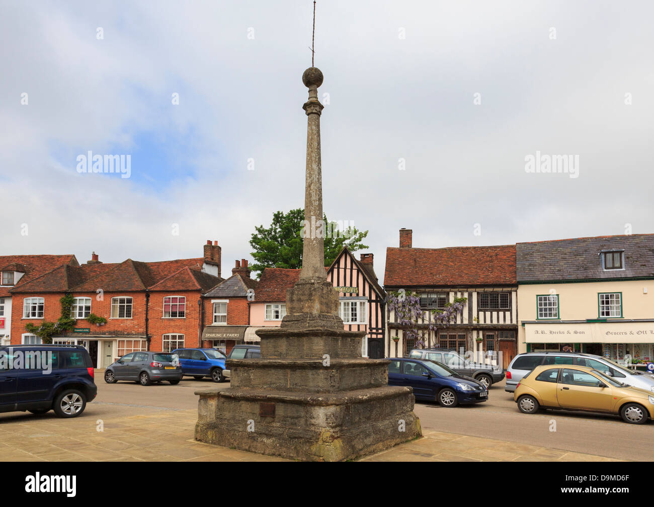 Historischen Dorfplatz mit 16. Jahrhundert Markt Kreuz (1502) gebaut von Tuchmacher William Jacob in Lavenham, Suffolk, England, UK Stockfoto