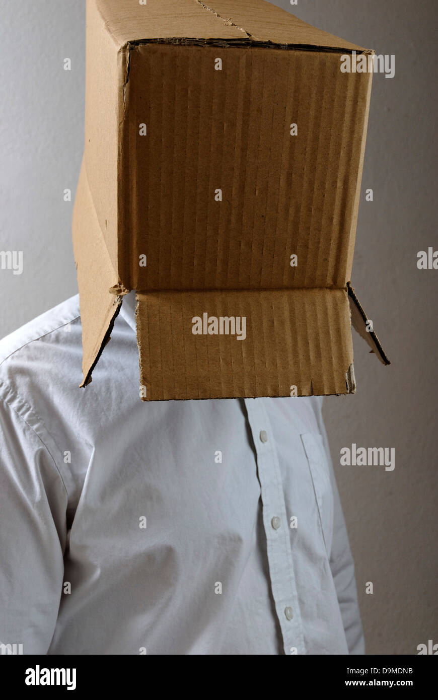 Mann mit Box auf Kopf Stockfoto