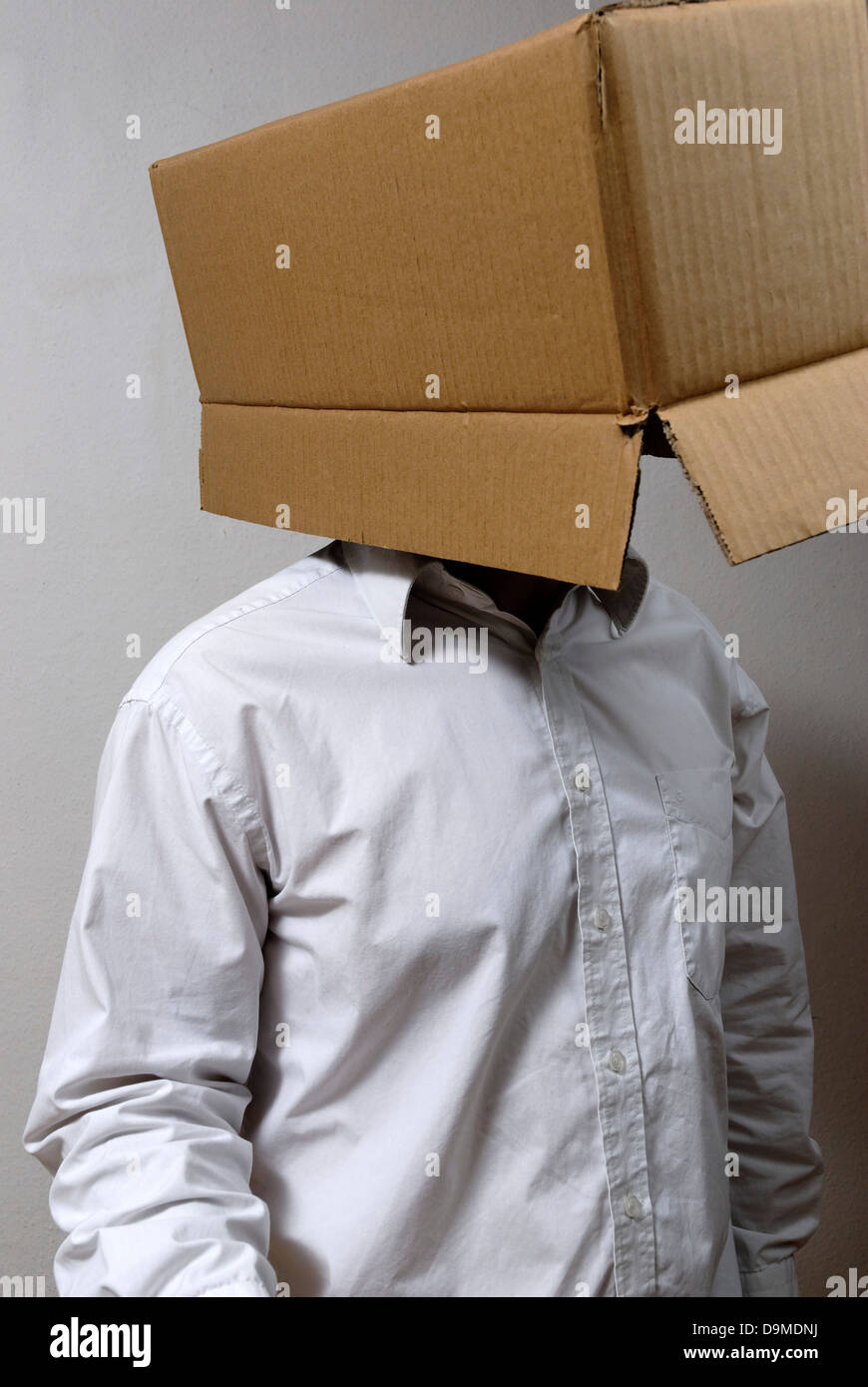 Mann mit Box auf Kopf Stockfoto