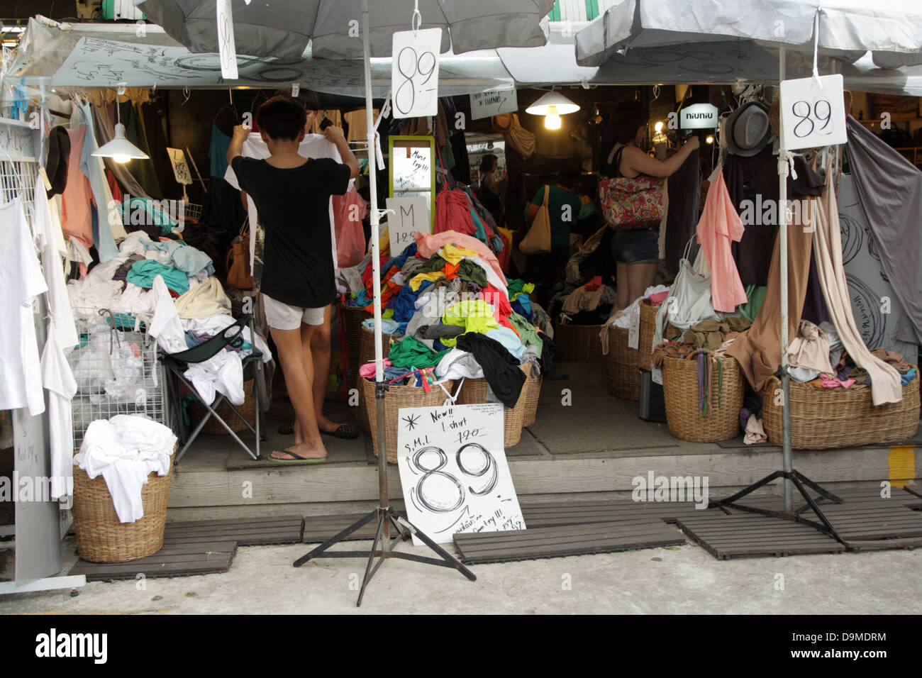 Einem Tuch-Shop in der Wochenendmarkt Chatuchak, Bangkok, Thailand Stockfoto