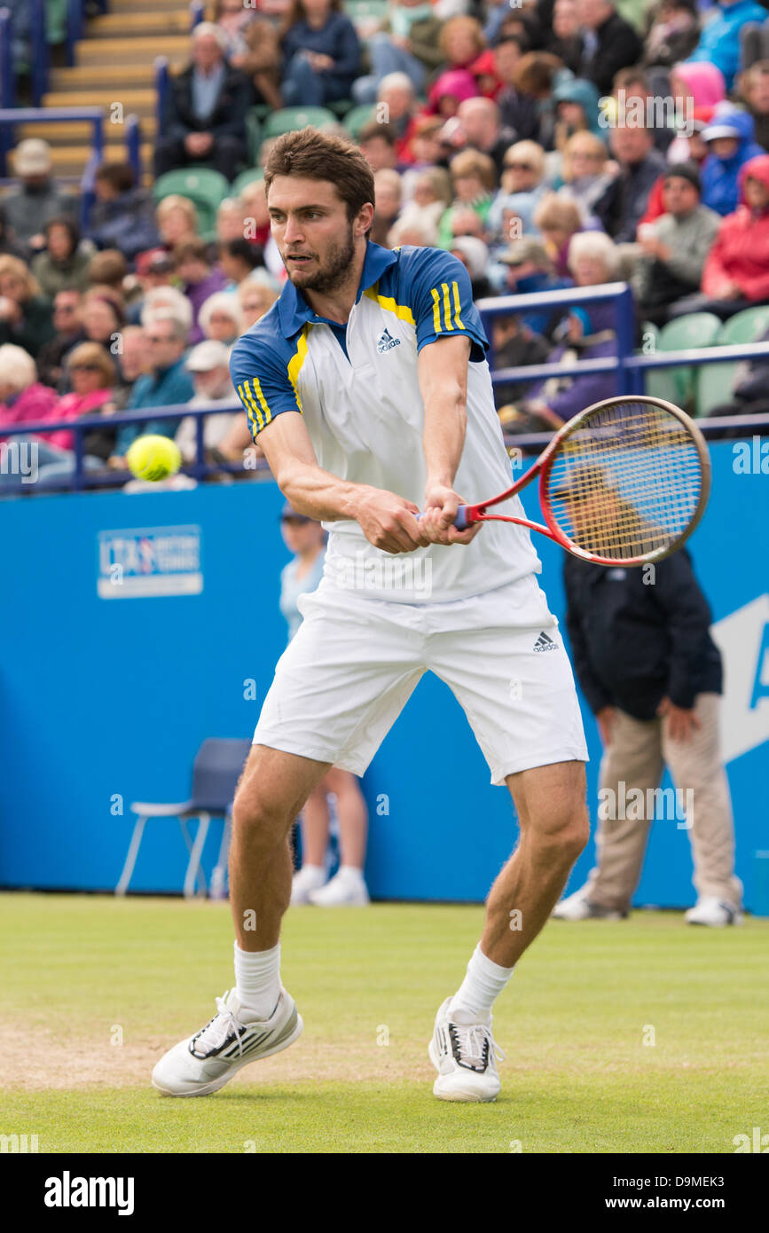 Eastbourne, Großbritannien 22. Juni 2013. Gilles Simon von Frankreich in Aktion schlagen ein Double übergeben Rückhand im Finale der Aegon International gegen Feliciano Lopez aus Spanien. Feliciano Lopez aus Spanien gewann das Spiel 7-6, 6-7, 6-0. Bildnachweis: Mike Französisch/Alamy Live-Nachrichten Stockfoto