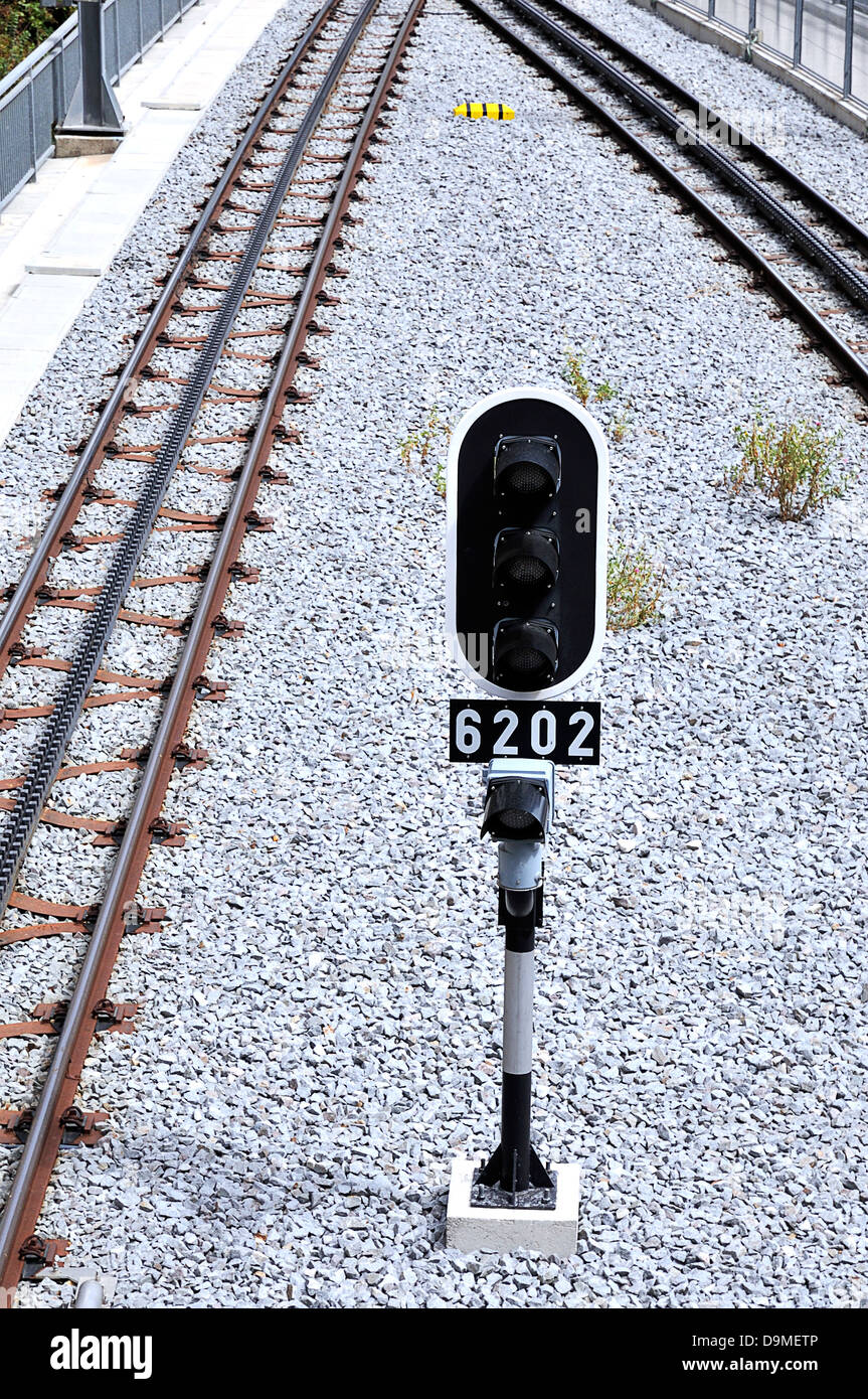 Ampel Eisenbahn Zug in die Stadt erreichen Stockfoto