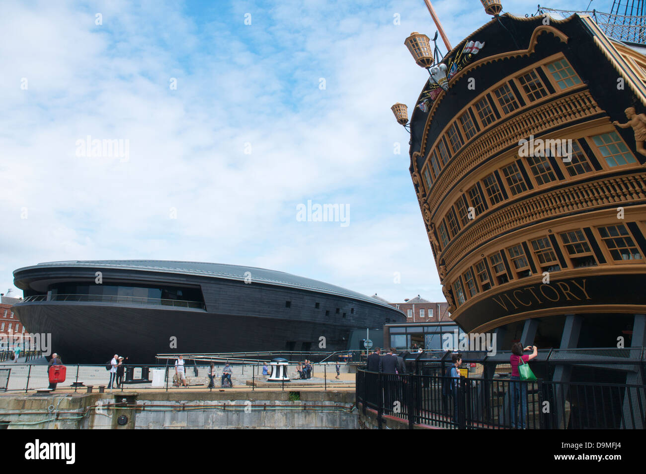 HMS Victory Vordergrund der Mary Rose Street Hintergrund bei Portsmouth historic dockyard Stockfoto