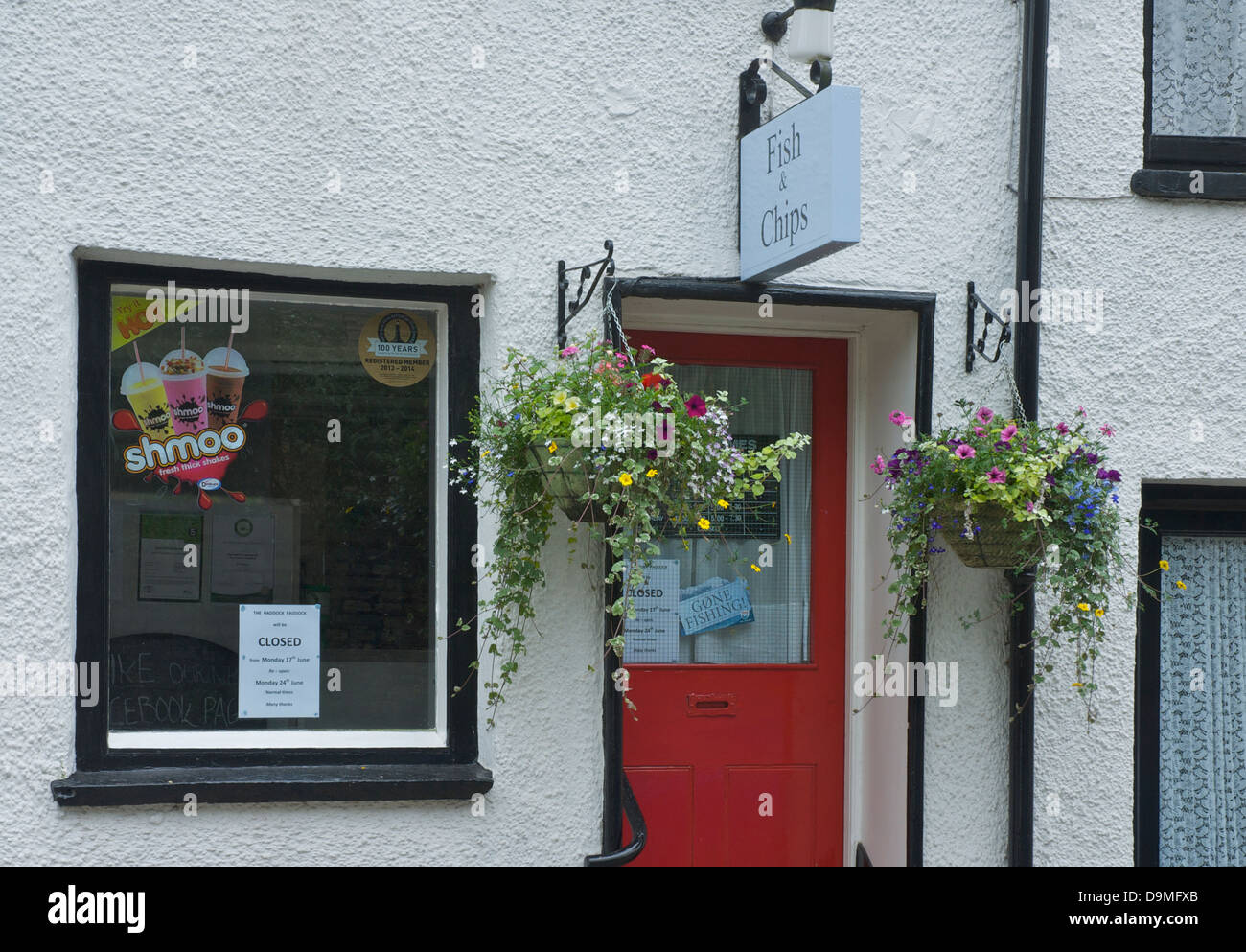 Fisch & Chip shop in Sedbergh, Cumbria, England UK mit Schild - "Gone Fishing" - an der Tür Stockfoto