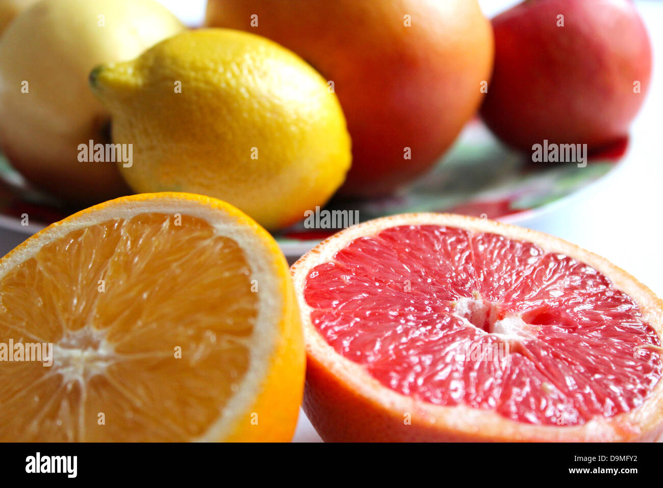 Bild von orange Grapefruit und Zitrone in zwei Hälften geteilt Stockfoto