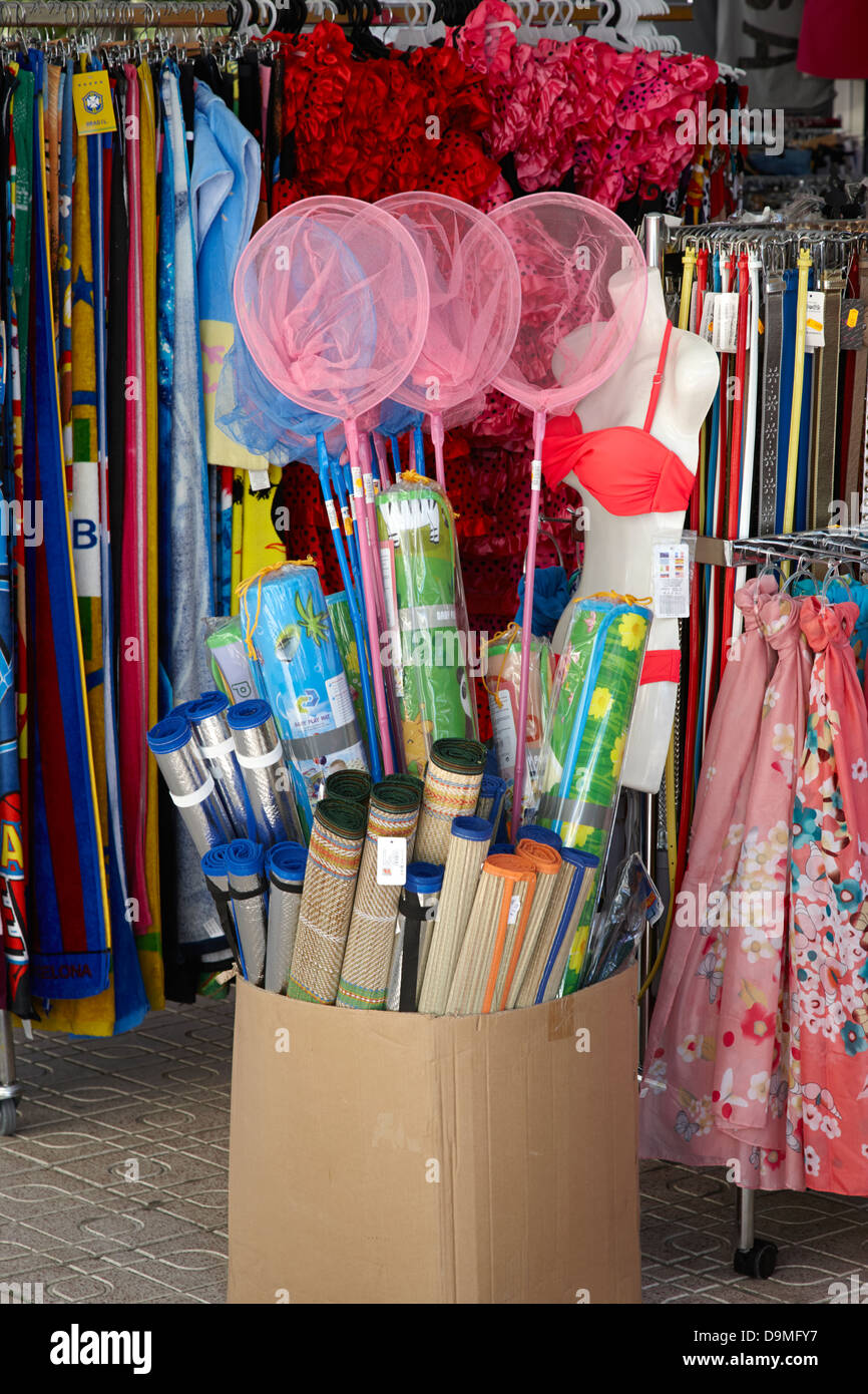 Strand Netze, Matten und Beachwear zum Verkauf aus einem Geschäft in Cambrils Katalonien Spanien Stockfoto