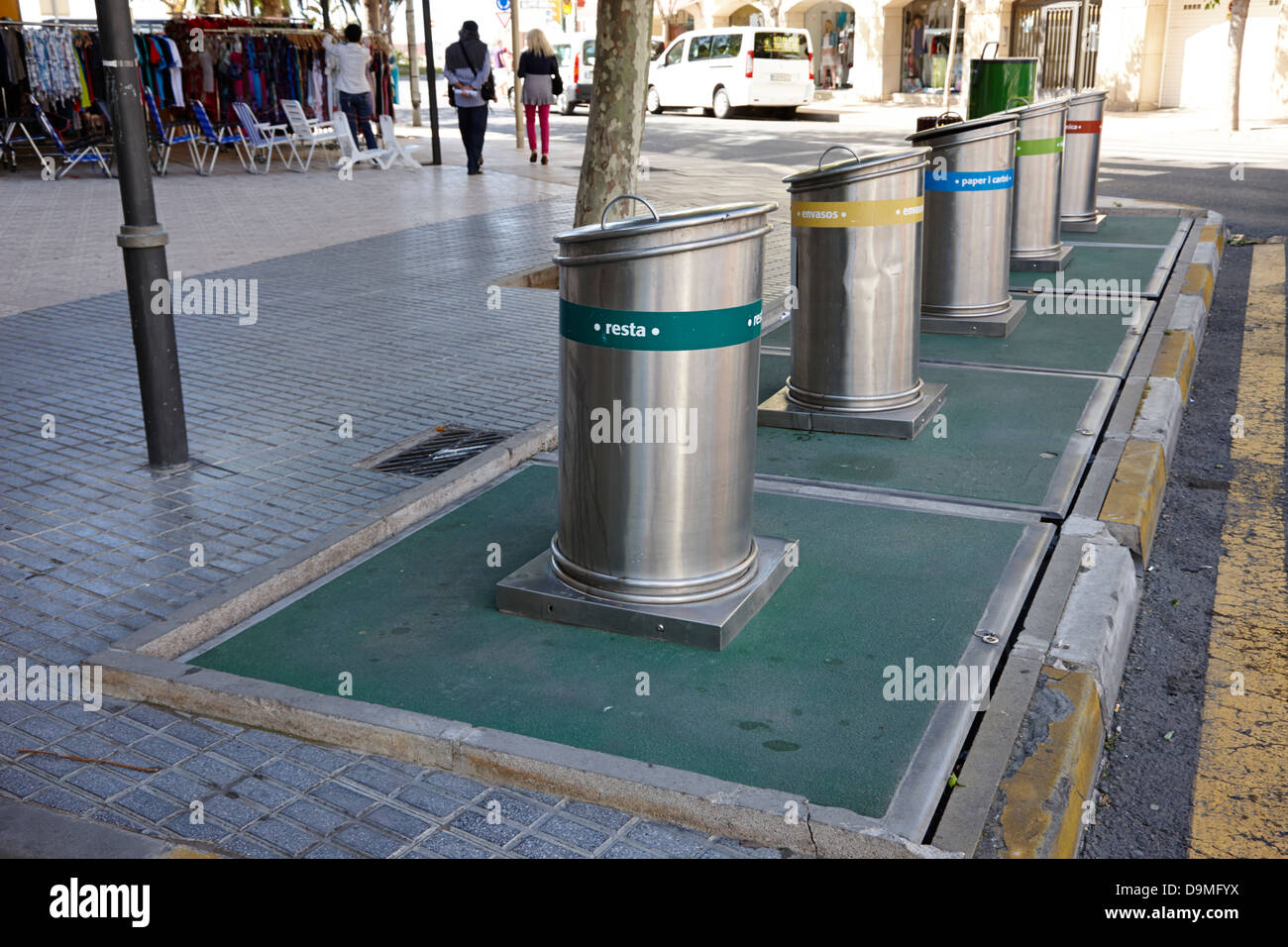 verborgen unter der Erde, die recycling-Behälter Cambrils Katalonien Spanien Stockfoto