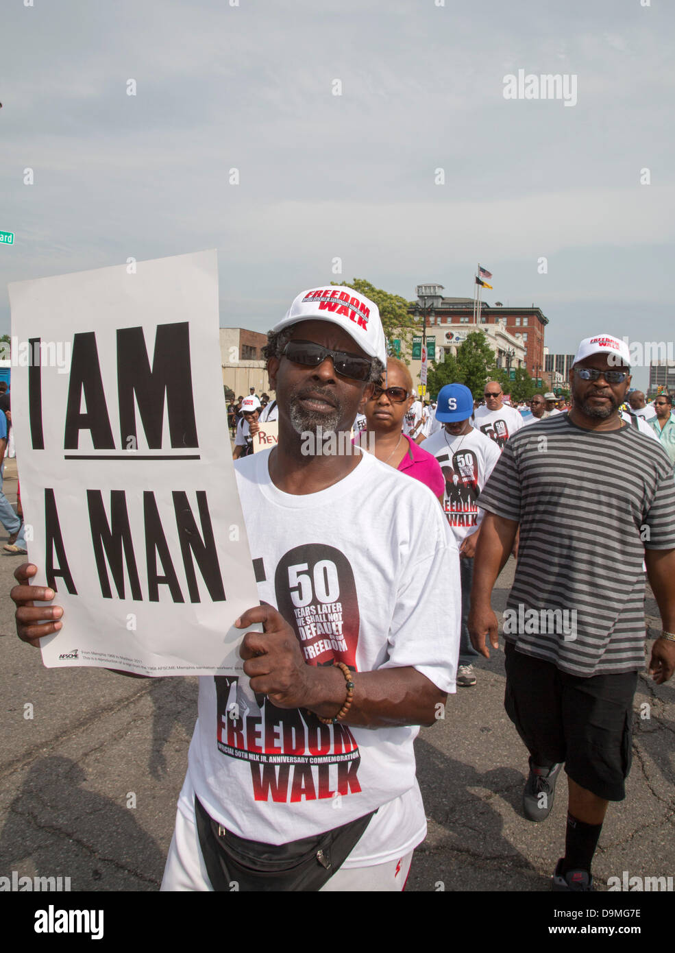 Detroit, Michigan - 22. Juni 2013 - Tausende von Bürgerrechten, Arbeits- und Gemeinschaftsaktivisten Gedenken des 50. Jahrestages der Dr. Martin Luther King Jr. "Walk to Freedom" mit einem Marsch, der die gleiche Strecke Woodward Avenue gefolgt. Im März 1963 Bürgerrechte Vorschau Dr. King seine "I Have a Dream" Rede, die er zwei Monate später auf dem Marsch auf Washington geliefert. Bildnachweis: Jim West/Alamy Live-Nachrichten Stockfoto