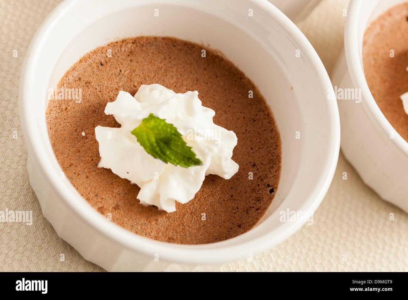Rich Gourmet hausgemachte Schokolade Mousse Dessert mit Schlagsahne Stockfoto
