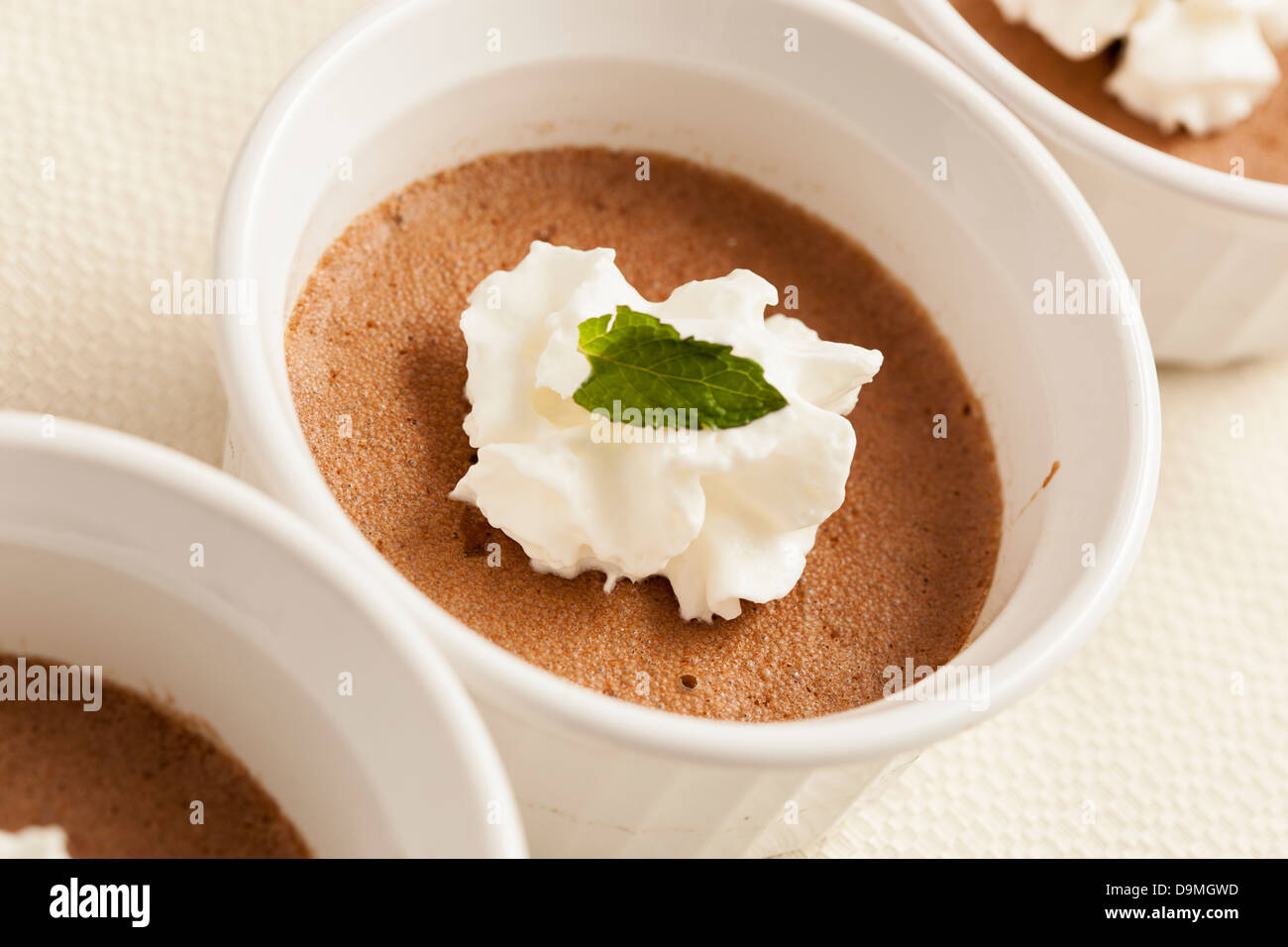 Rich Gourmet hausgemachte Schokolade Mousse Dessert mit Schlagsahne Stockfoto