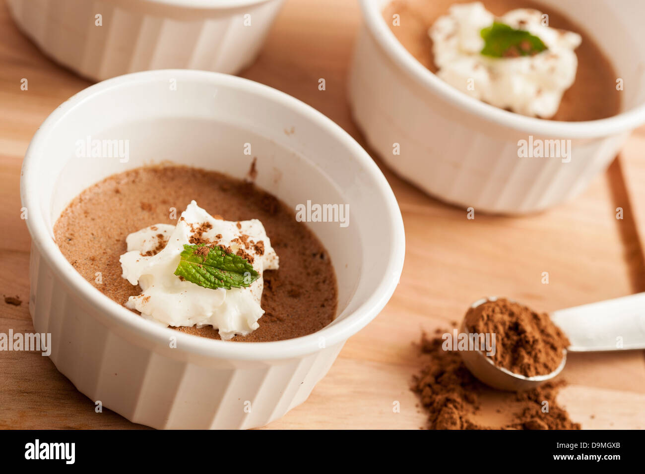Rich Gourmet hausgemachte Schokolade Mousse Dessert mit Schlagsahne Stockfoto