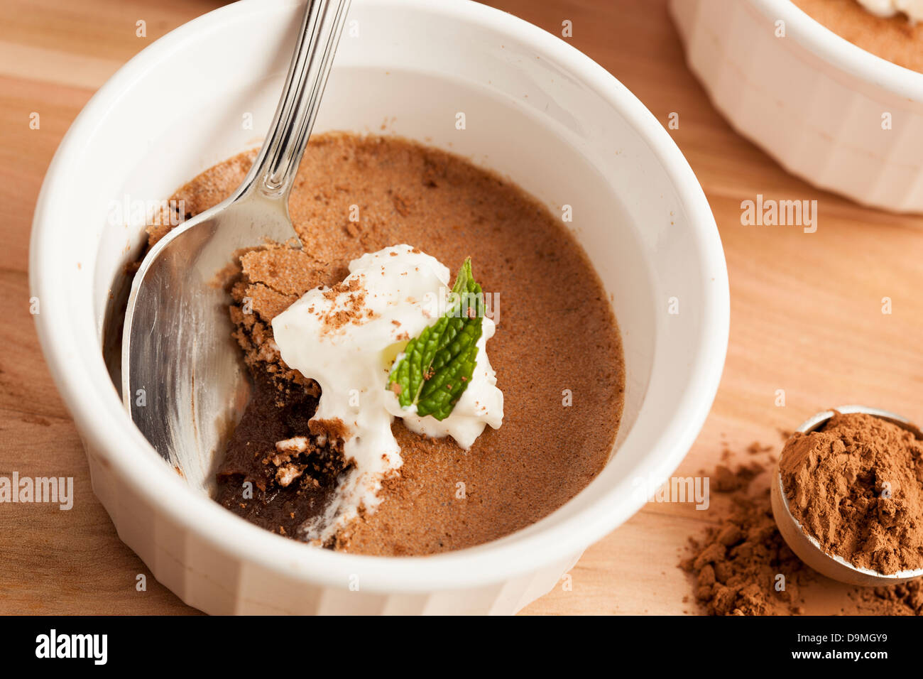 Rich Gourmet hausgemachte Schokolade Mousse Dessert mit Schlagsahne Stockfoto