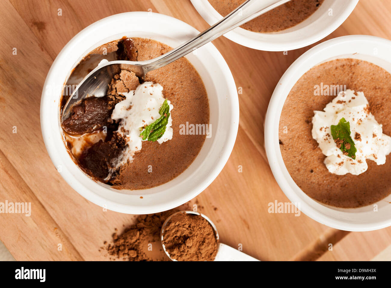 Rich Gourmet hausgemachte Schokolade Mousse Dessert mit Schlagsahne Stockfoto