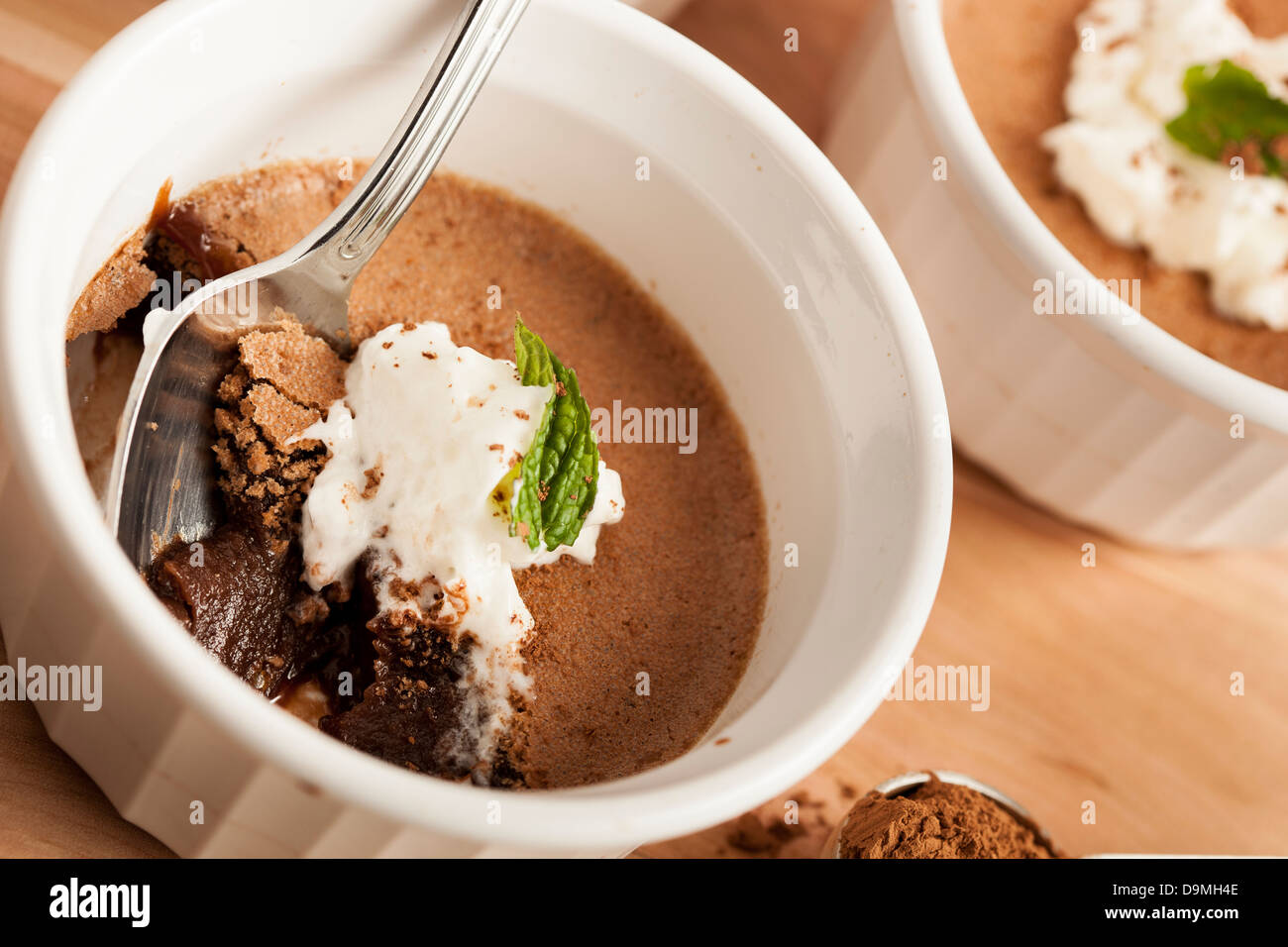 Rich Gourmet hausgemachte Schokolade Mousse Dessert mit Schlagsahne Stockfoto