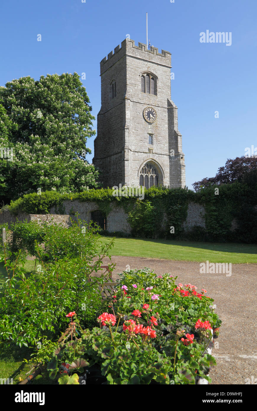 Charing Dorf Kirchturm von Kirche Scheune in Ruinen des ehemaligen erzbischöflichen Palast Kent England UK GB gesehen Stockfoto