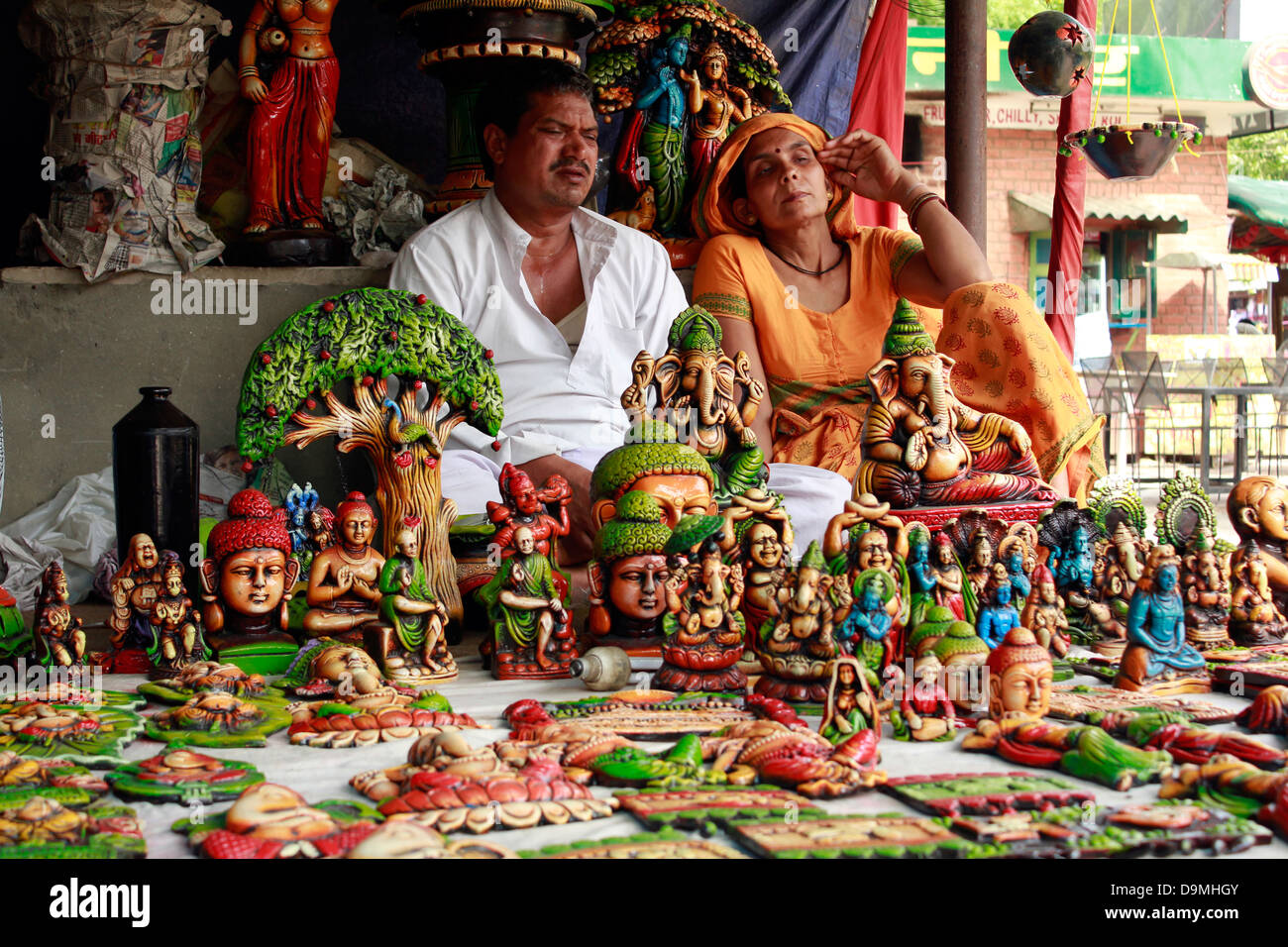 Geschäfte verknüpftes ethnischen Kleider, Schmuck und Souvenirs im Delhi Haat Stockfoto