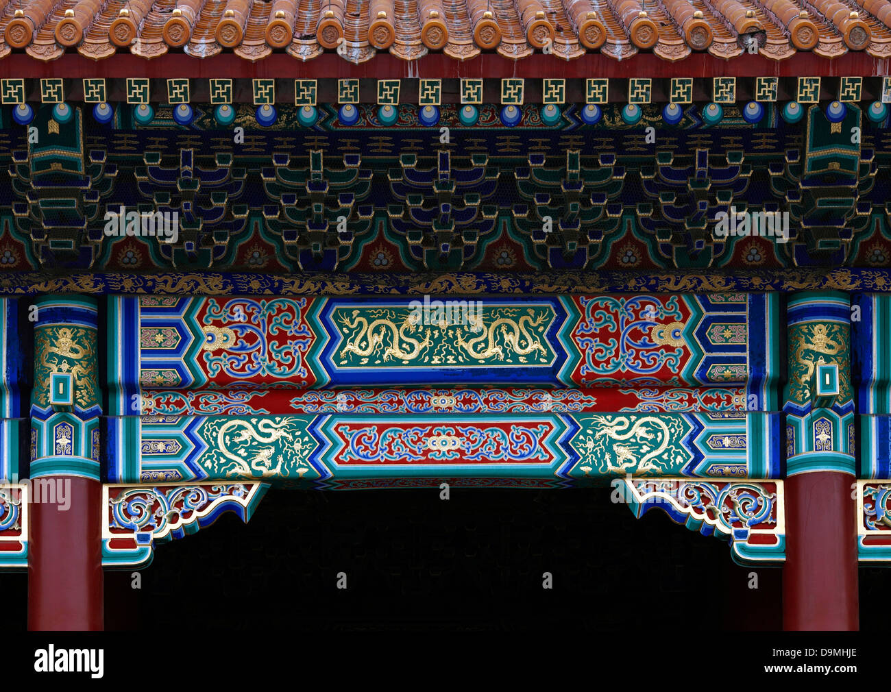 Eingang zur verbotenen Stadt, Peking, China Nahaufnahme Detail von Wandmalereien an den Gebäuden der verbotenen Stadt, Beijin Stockfoto