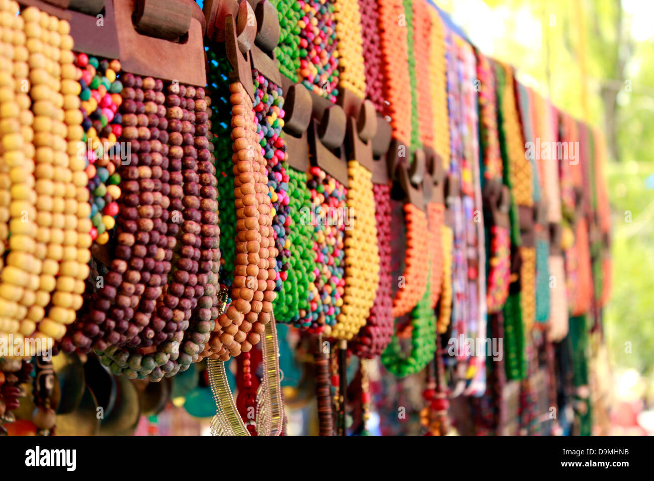 Geschäfte verknüpftes ethnischen Kleider, Schmuck und Souvenirs im Delhi Haat Stockfoto