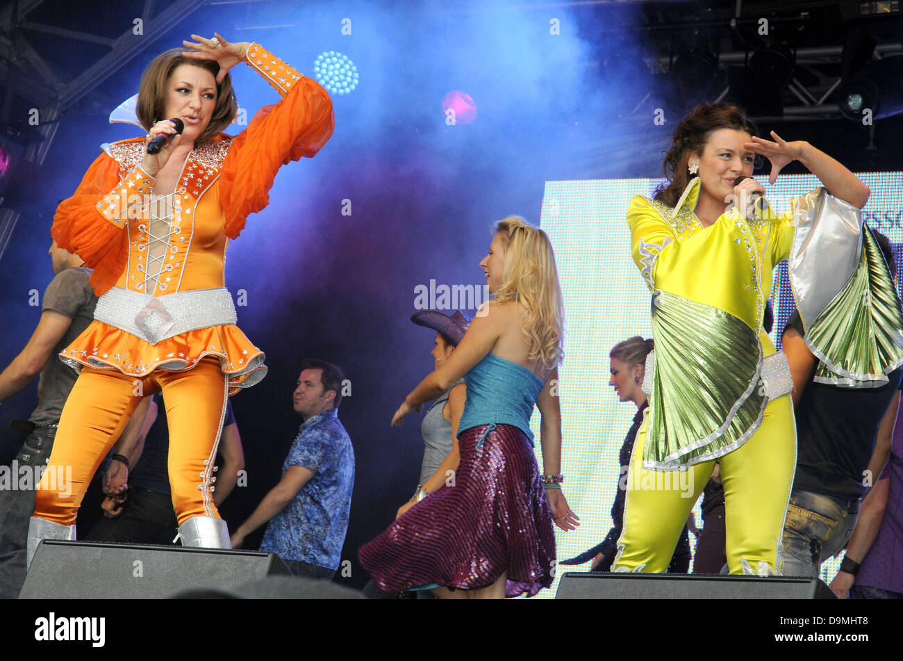 London, UK. 22. Juni 2013. Aus einer Palette West End Musical MAMMA MIA Performances zeigt am ersten Tag der kostenlosen Veranstaltung "West End Live" am Trafalgar Square. Bildnachweis: KEITH MAYHEW/Alamy Live-Nachrichten Stockfoto