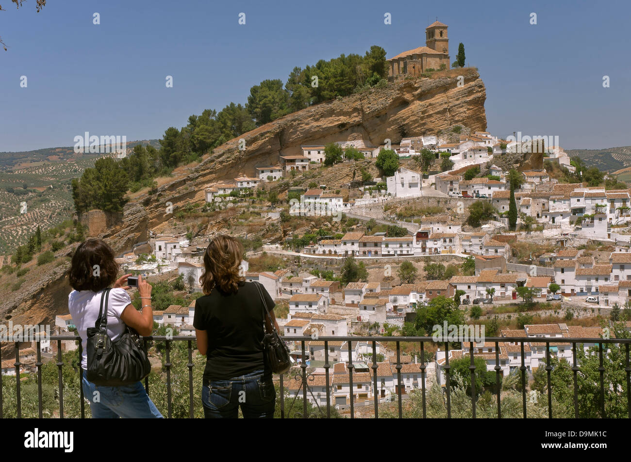 Panoramablick und Touristen, Montefrio, Provinz Granada, Region von Andalusien, Spanien, Europa Stockfoto