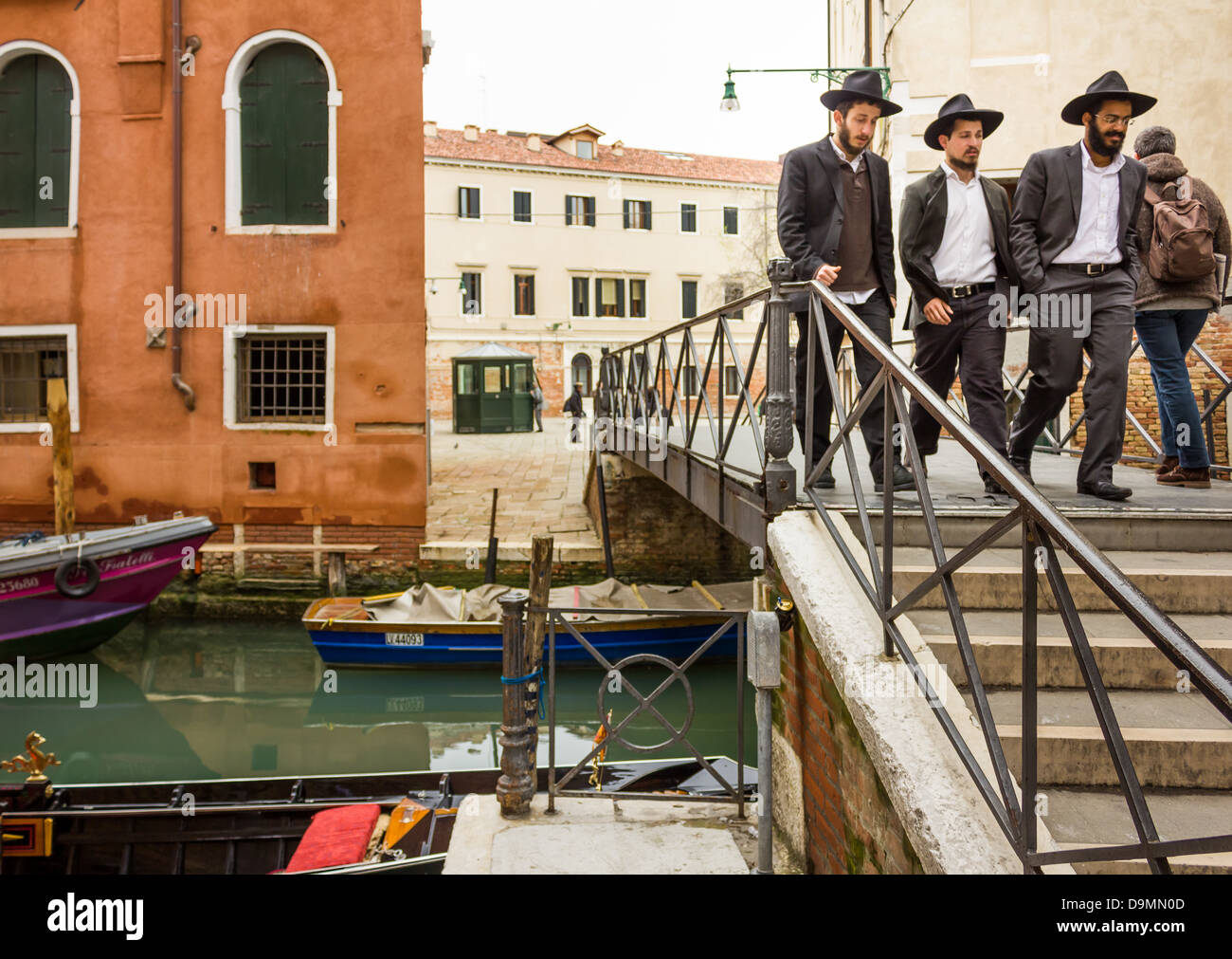 drei orthodoxe jüdische Männer überqueren Kanal im Bereich jüdischen Ghetto von Venedig Brücke. Stockfoto